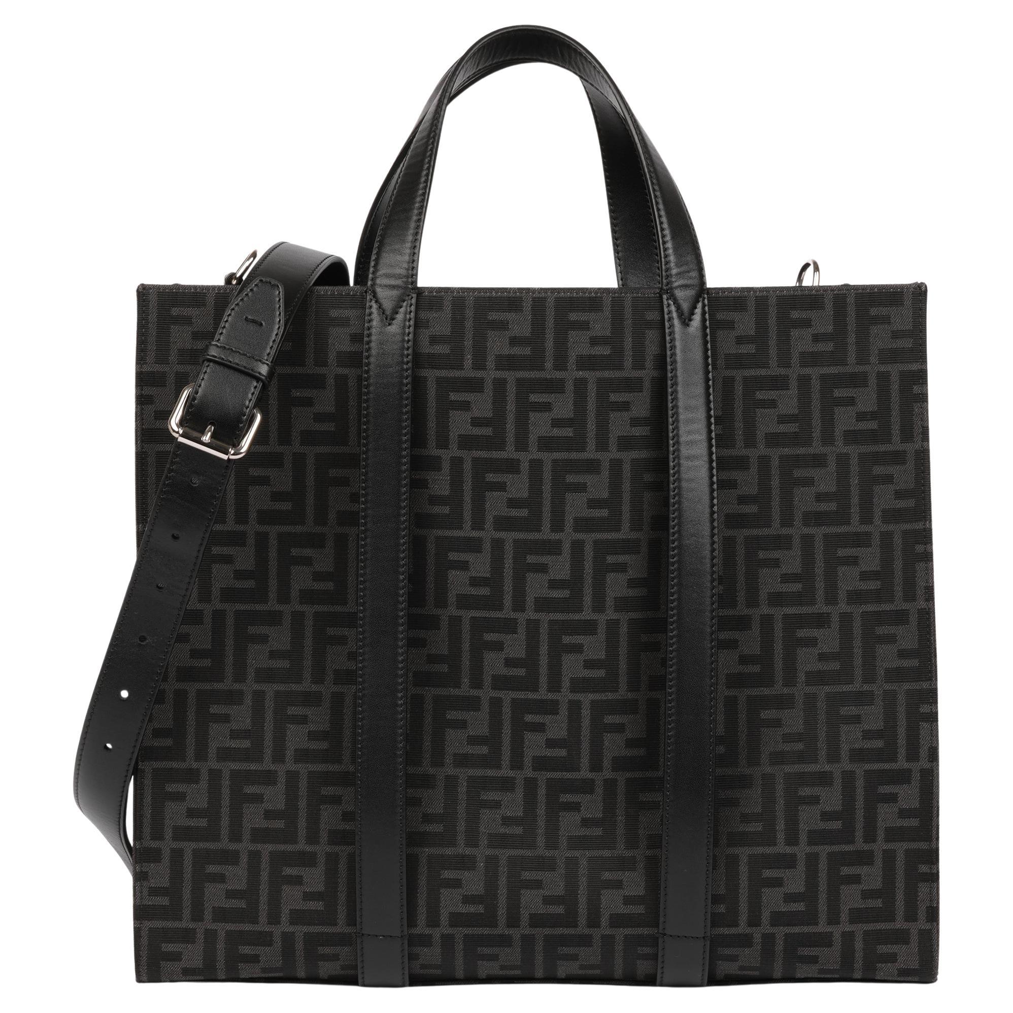Fendi Fourre-tout en toile grise imprimée Zucca et cuir de veau noir en vente