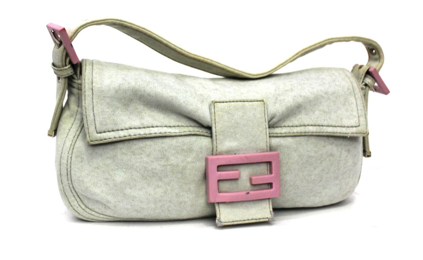 Fendi baguette made of light blue cotton with pink details. Magnetic button closure, internally not very roomy. It shows some signs of wear.
