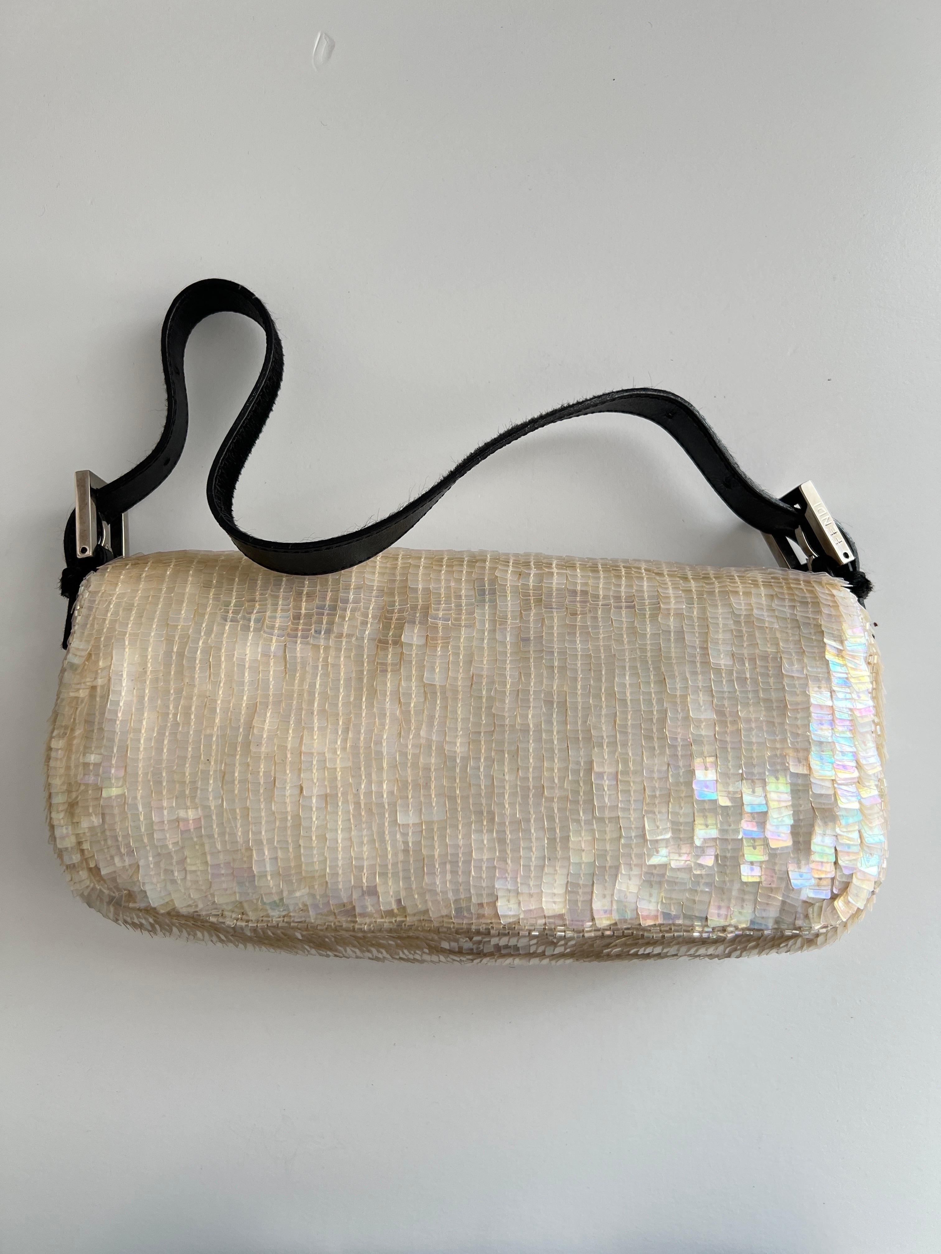 Very rare iridescent pearl color sequin baguette from 1997-2000
Very good vintage condition
There are no noticeable stains or flaws
Minor scratches on the hardware
Black pony hair strap and closure part

