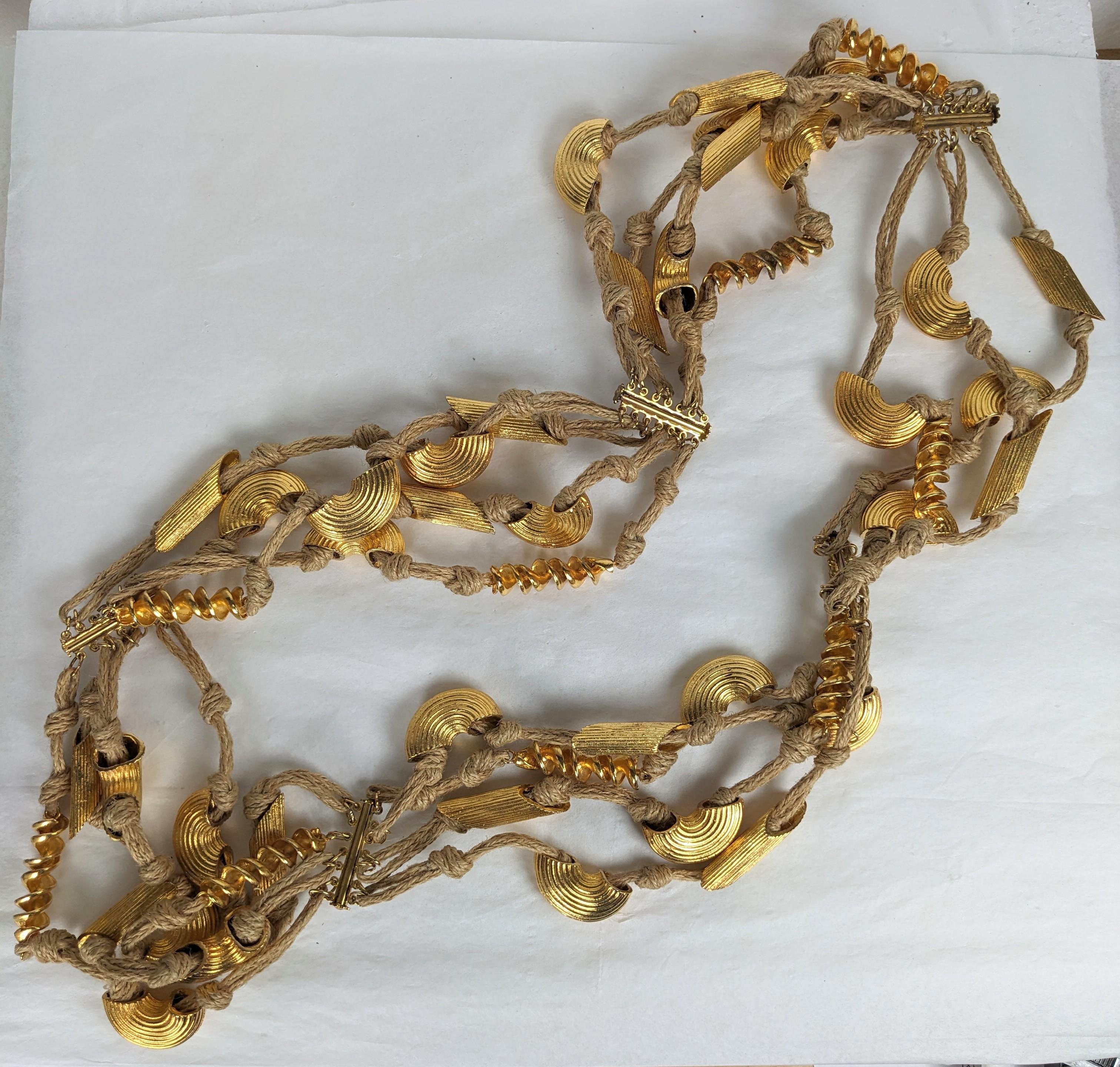 Charmant collier d'échantillonnage de pâtes italiennes en vermeil de Fendi, Lagerfeld, de la Collectional Printemps/Été 1992. Motifs de pâtes en bronze doré noués sur une corde avec des entretoises. Non signé. 46