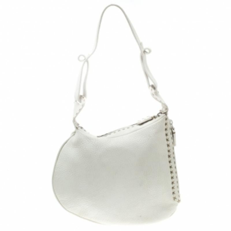 Este elegante hobo Oyster está confeccionado a la perfección con piel blanca granulada en forma de ostra y adornado con detalles cosidos a mano en las esquinas. El bolso tiene una correa para el hombro de extremo a extremo y un cierre de cremallera