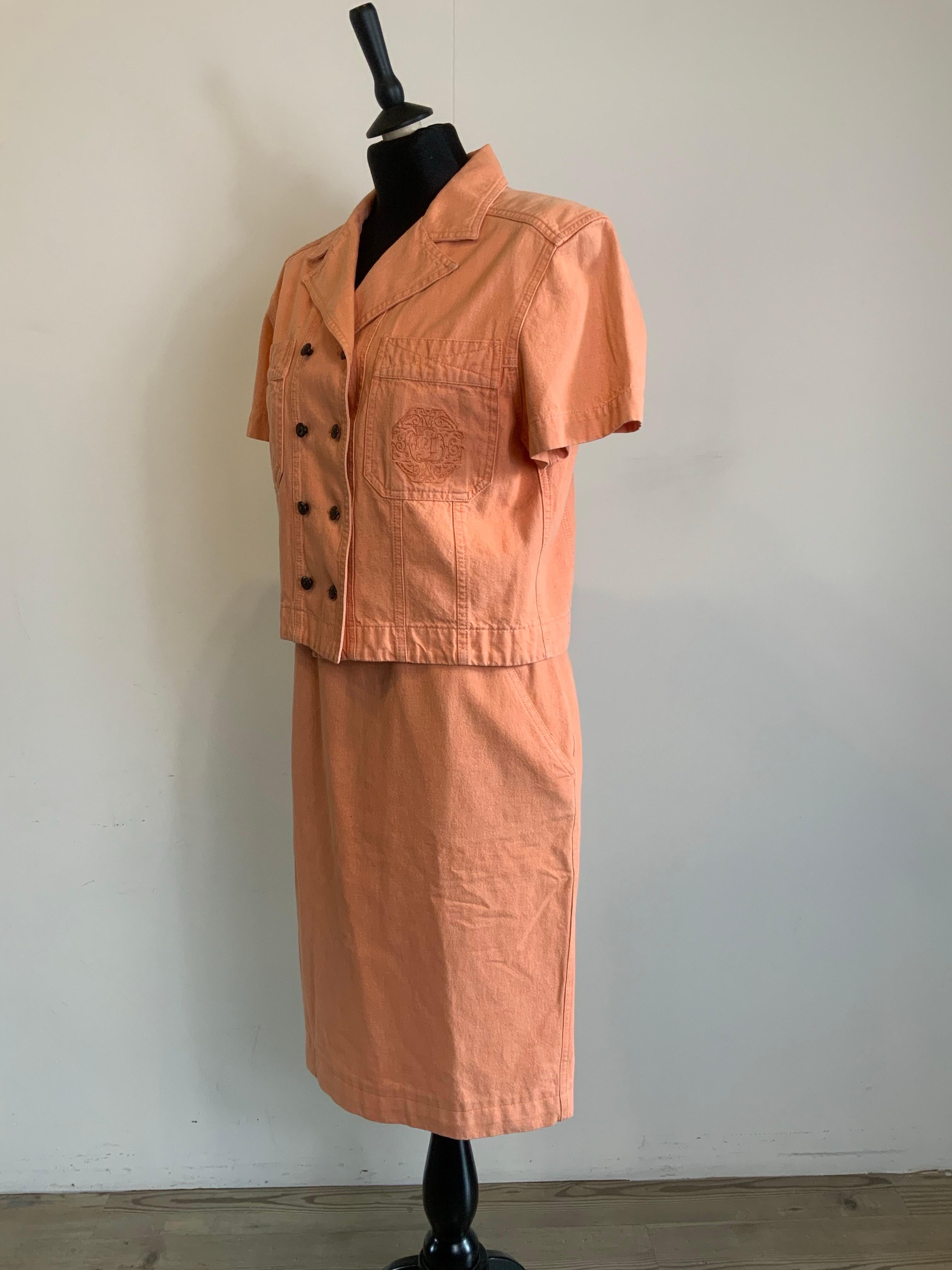 Fendi Costume.
Robe + veste.
Taille 42 IT.
La veste mesure :
Épaules 44 cm.
Longueur 50 cm.
La robe mesure :
Épaules 36 cm.
Longueur 96 cm.
Taille 37 cm.
100% coton.
Le vêtement vintage est en bon état, il présente des signes d'utilisation et