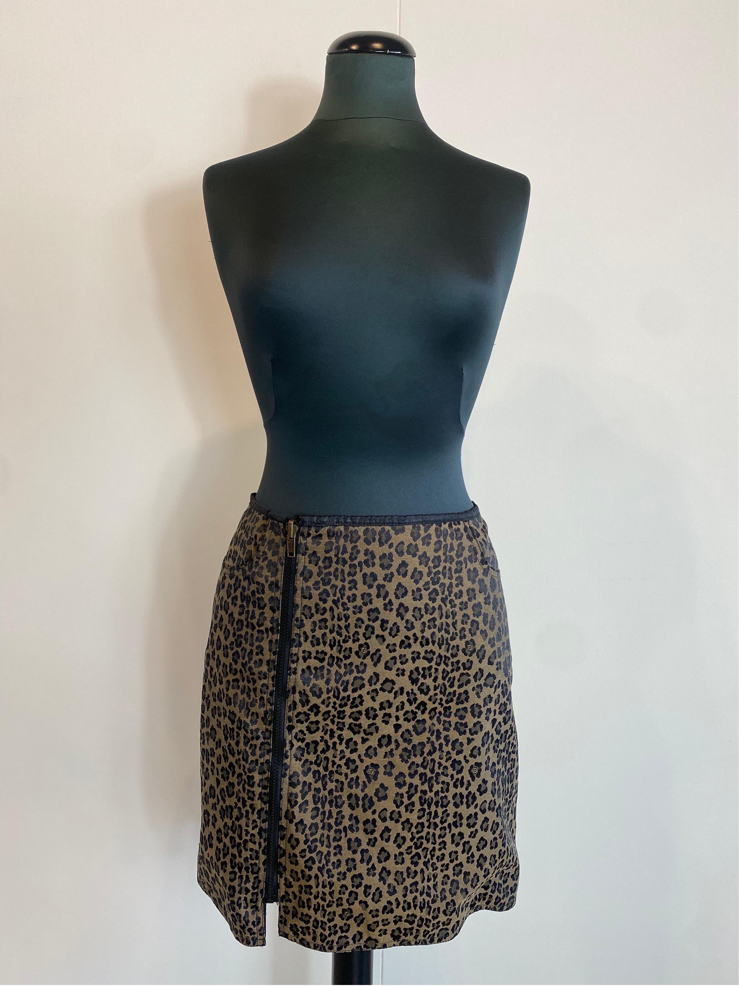 Fendi animalier short skirt
Made of cotton and polyamide. Fendi Roma Amore collection.
Zipper on the side front. 2 pockets.
Size listed as Ita 46, but fits smaller.
Life 33
Hips 48
Length 47.5
In excellent condition, shows signs of normal use.