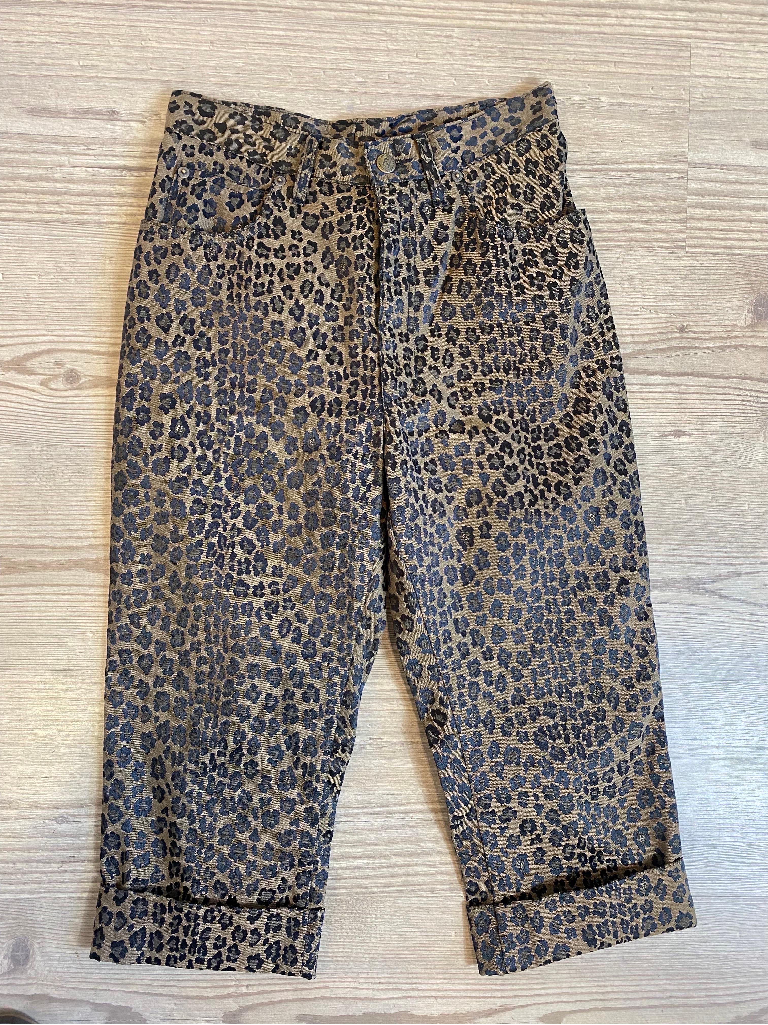 Pantaloni di jeans animalier Fendi
Pantaloni Fendi con risvolto finale cucito.
Realizzato in cotone e poliestere.
Con pulsante registrato. Capsula dell'amore di Roma.
Taglia 40.
Vita 34
Lunghezza 73.
In ottime condizioni, presenta normali segni di