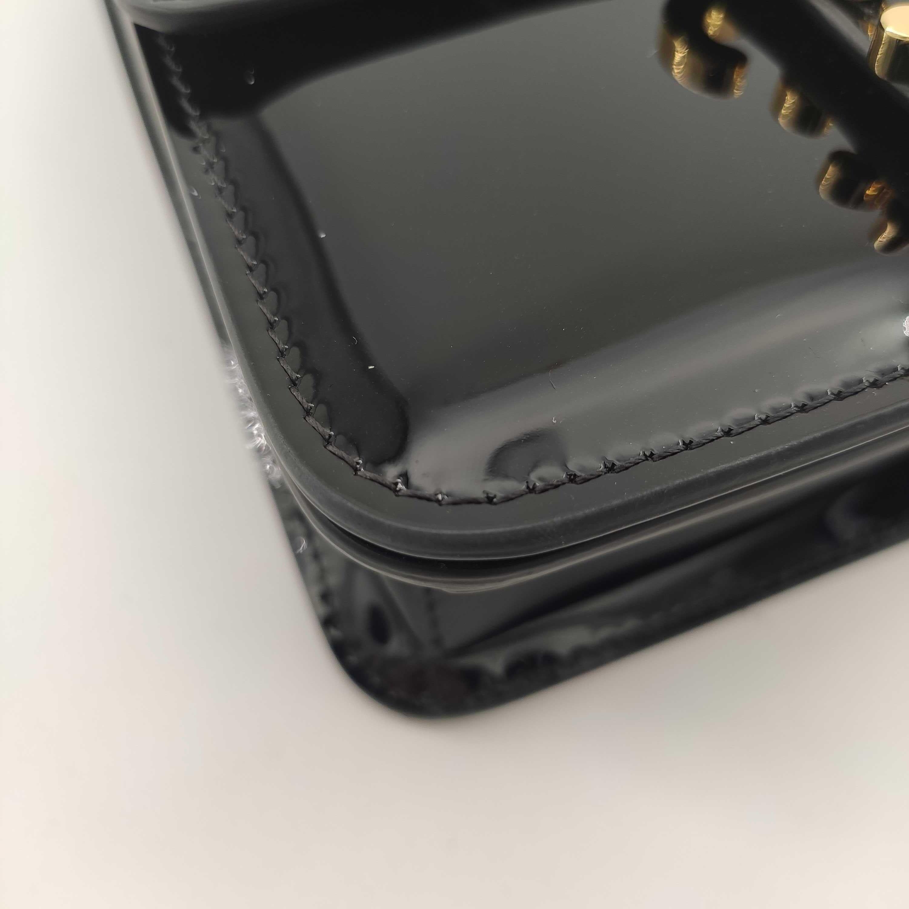 FENDI Kaligraphy Umhängetasche aus schwarzem Lackleder 5