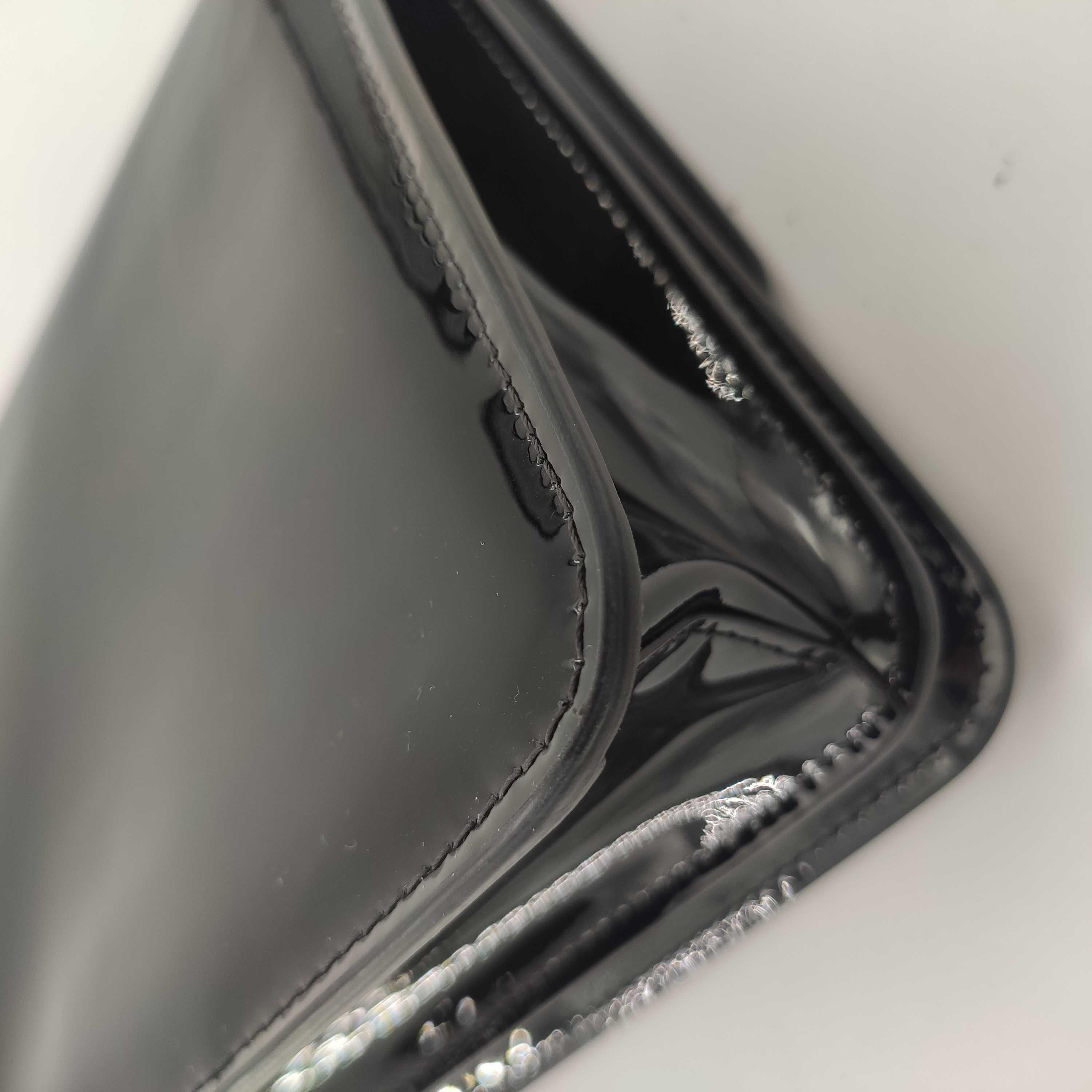 FENDI Kaligraphy Umhängetasche aus schwarzem Lackleder 6