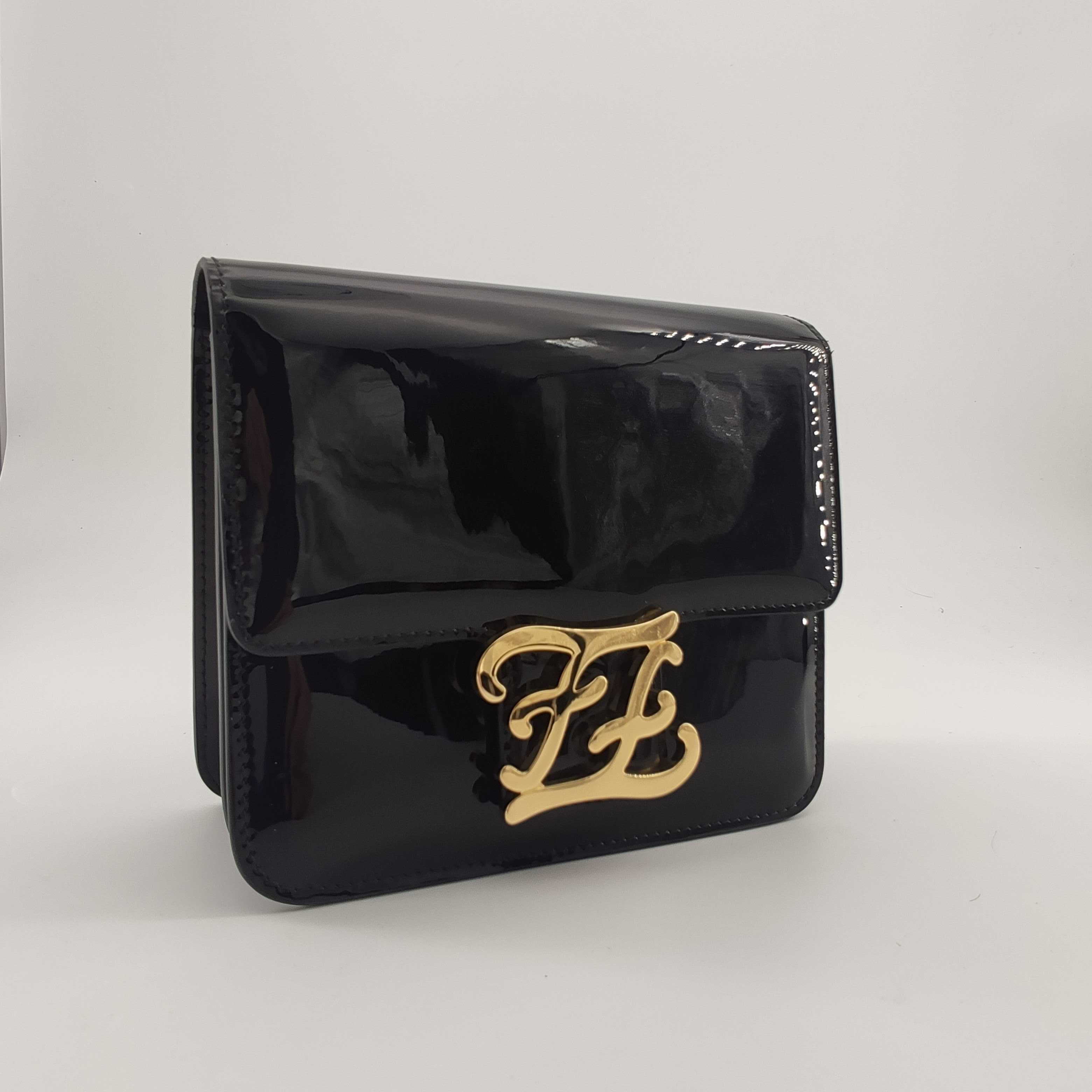 - Designer: FENDI
- Modell: Kaligraphie
- Zustand: Nie getragen. 
- Zubehör: Staubbeutel
- Maße: Breite: 17cm:: Höhe: 15cm:: Tiefe: 5cm:: Riemen: 140cm
- Äußeres Material: Lackleder
- Außenfarbe: Schwarz
 - Innenmaterial: Wildleder
- Innenfarbe: