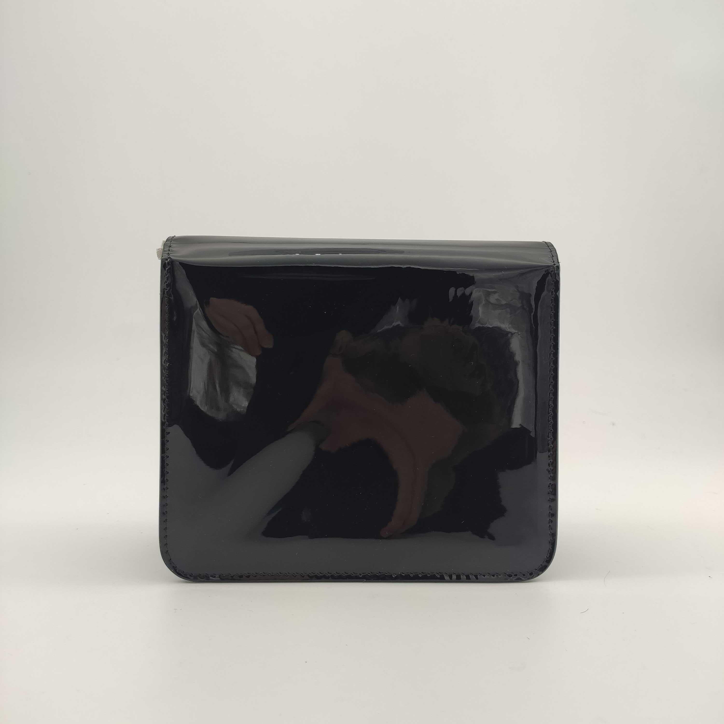 FENDI Kaligraphy Umhängetasche aus schwarzem Lackleder (Schwarz)