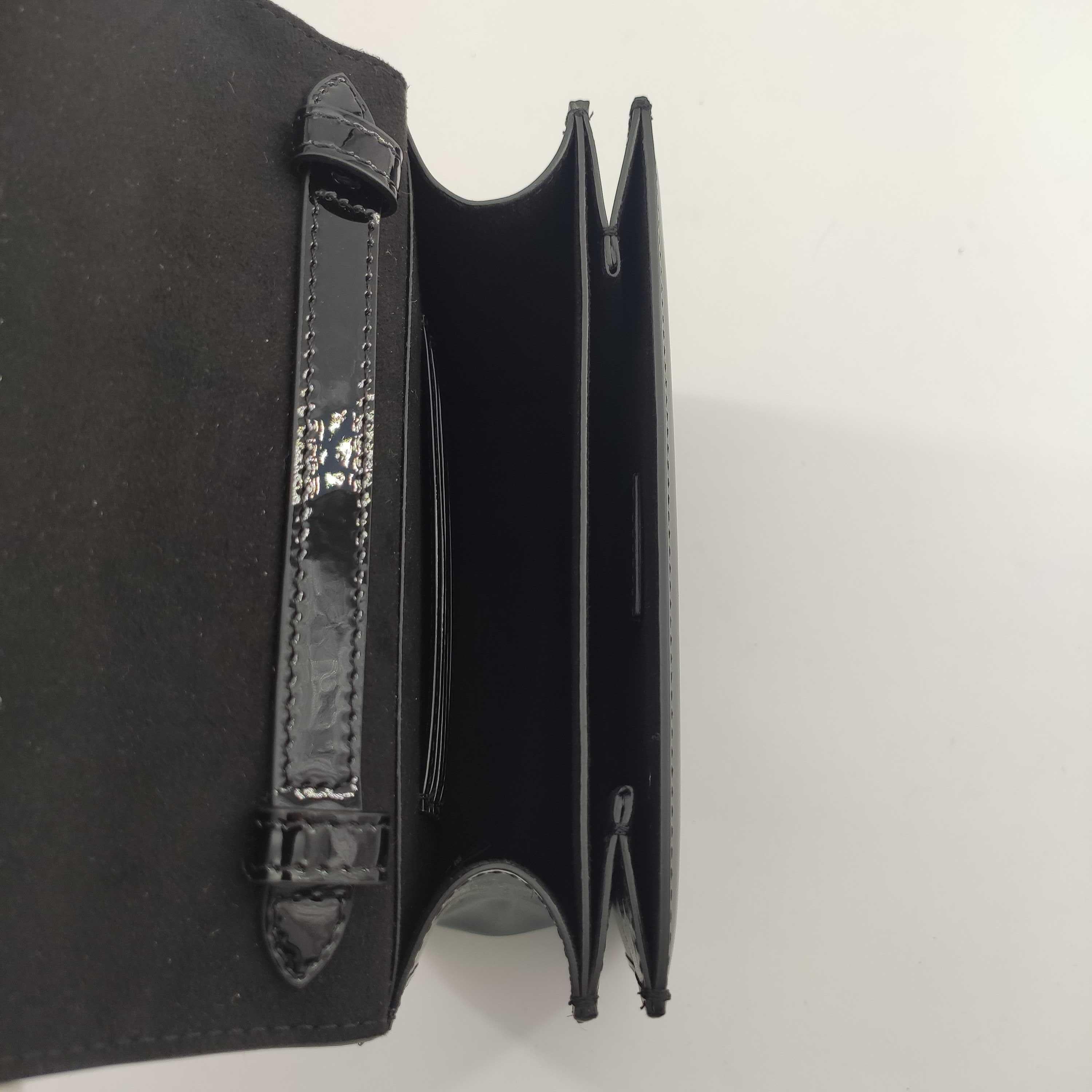 FENDI Kaligraphy Umhängetasche aus schwarzem Lackleder Damen