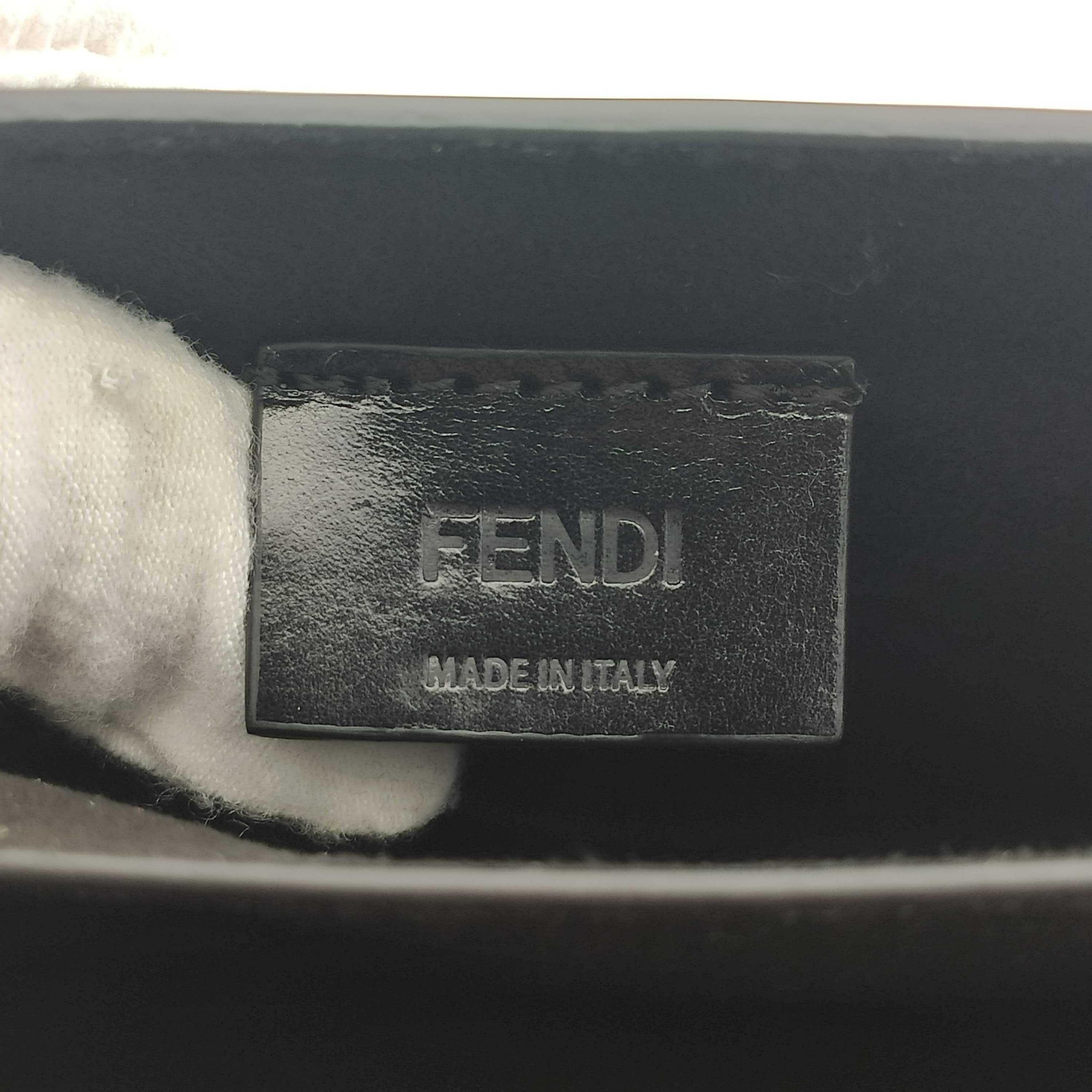 FENDI Kaligraphy Umhängetasche aus schwarzem Lackleder 1