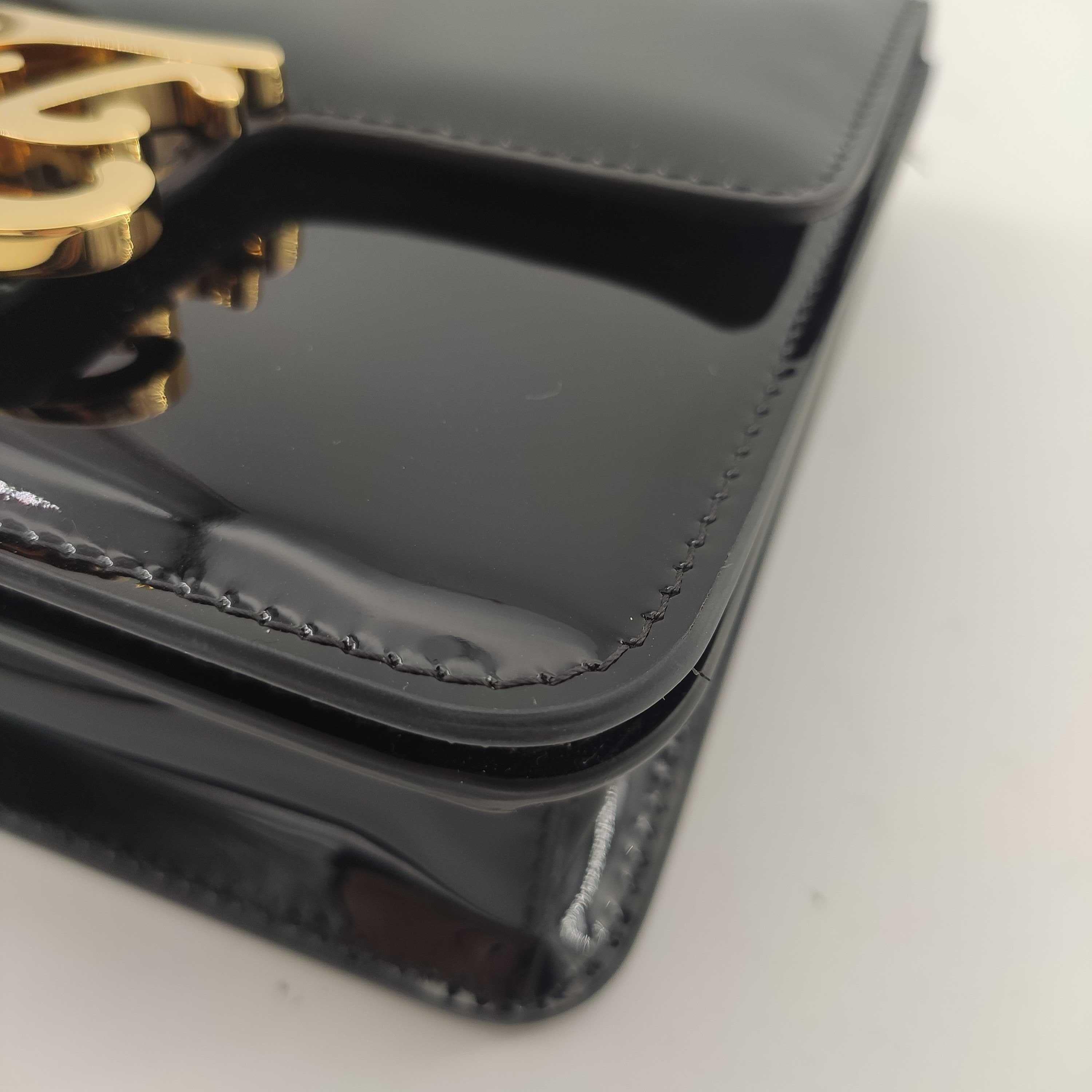 FENDI Kaligraphy Umhängetasche aus schwarzem Lackleder 3