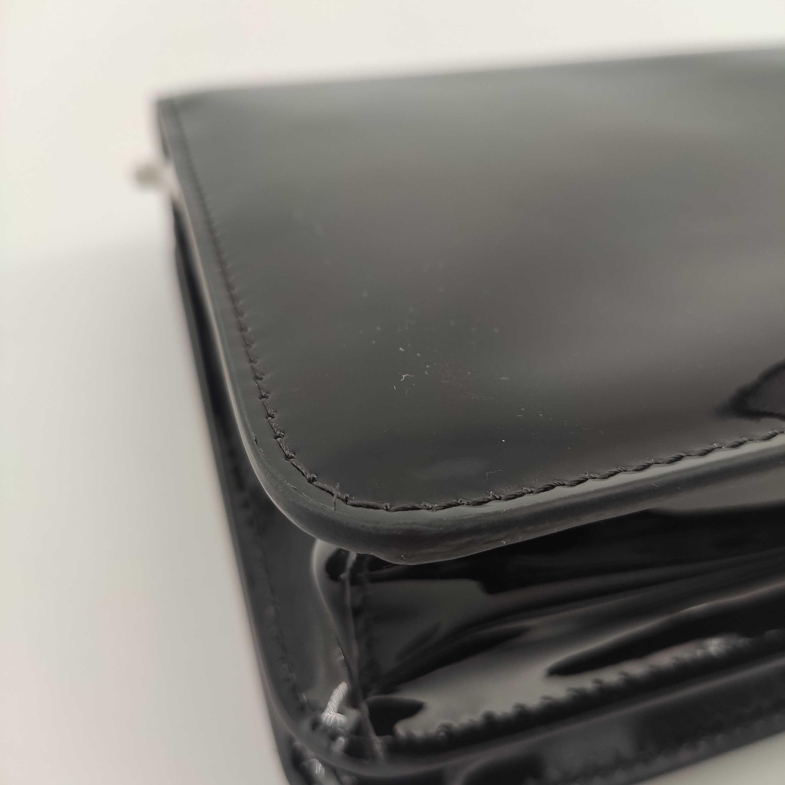 FENDI Kaligraphy Umhängetasche aus schwarzem Lackleder 4