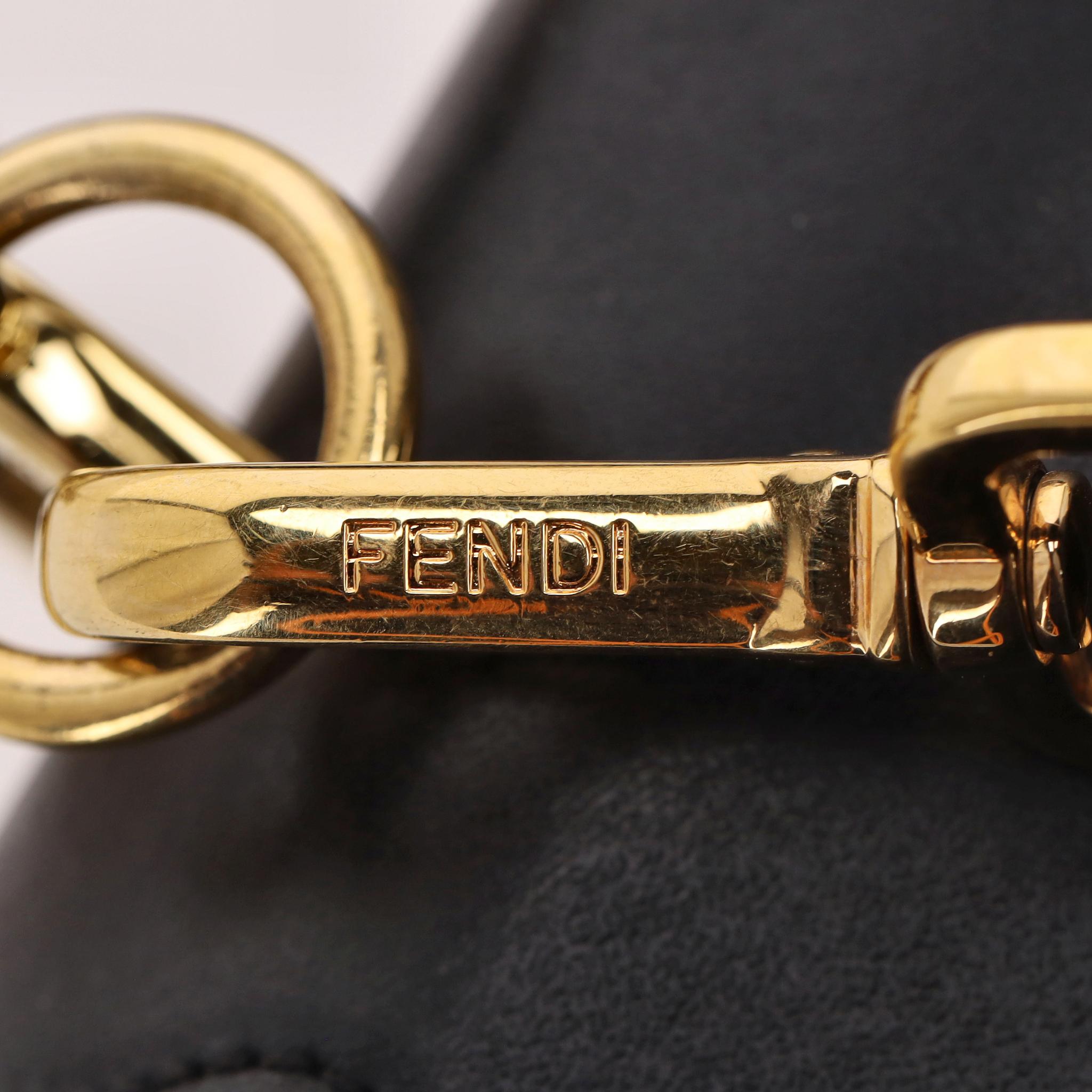Fendi KAN I Scalloped Vitello Liberty Leder Beschlagene Mittlere Umhängetasche im Angebot 6