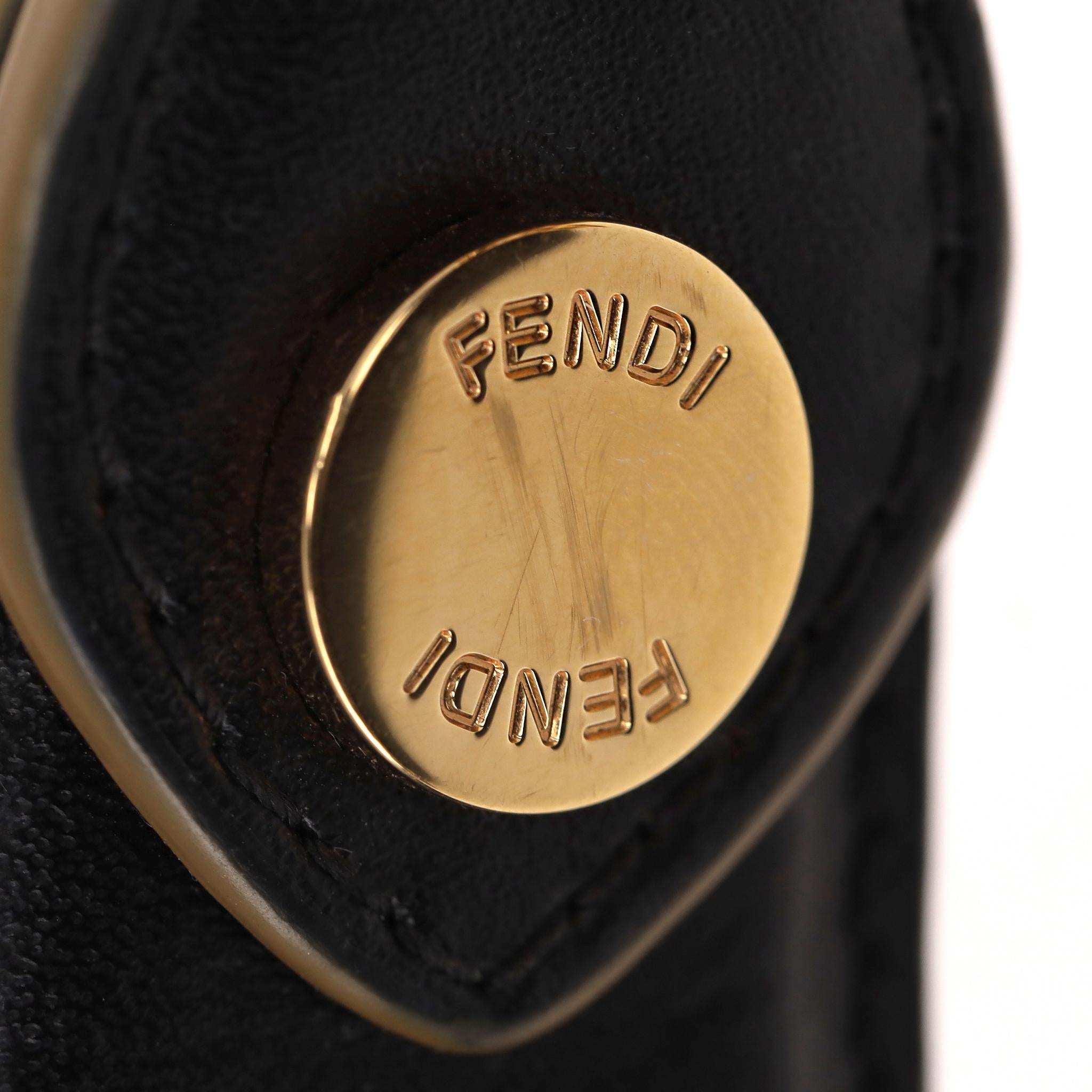 Fendi KAN I Scalloped Vitello Liberty Leder Beschlagene Mittlere Umhängetasche im Angebot 7