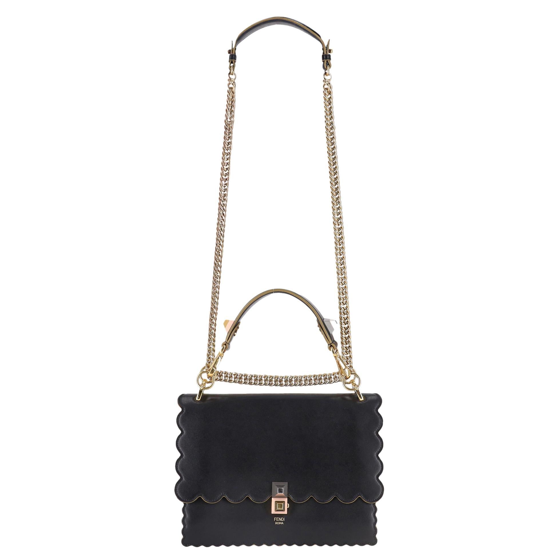 Fendi KAN I Scalloped Vitello Liberty Leder Beschlagene Mittlere Umhängetasche 

Schwarze Handtasche aus glattem Vitello Liberty Kalbsleder, die sich durch ihre charakteristischen Wellenkanten und Pyramidennieten-Verzierungen auszeichnet.

Mit