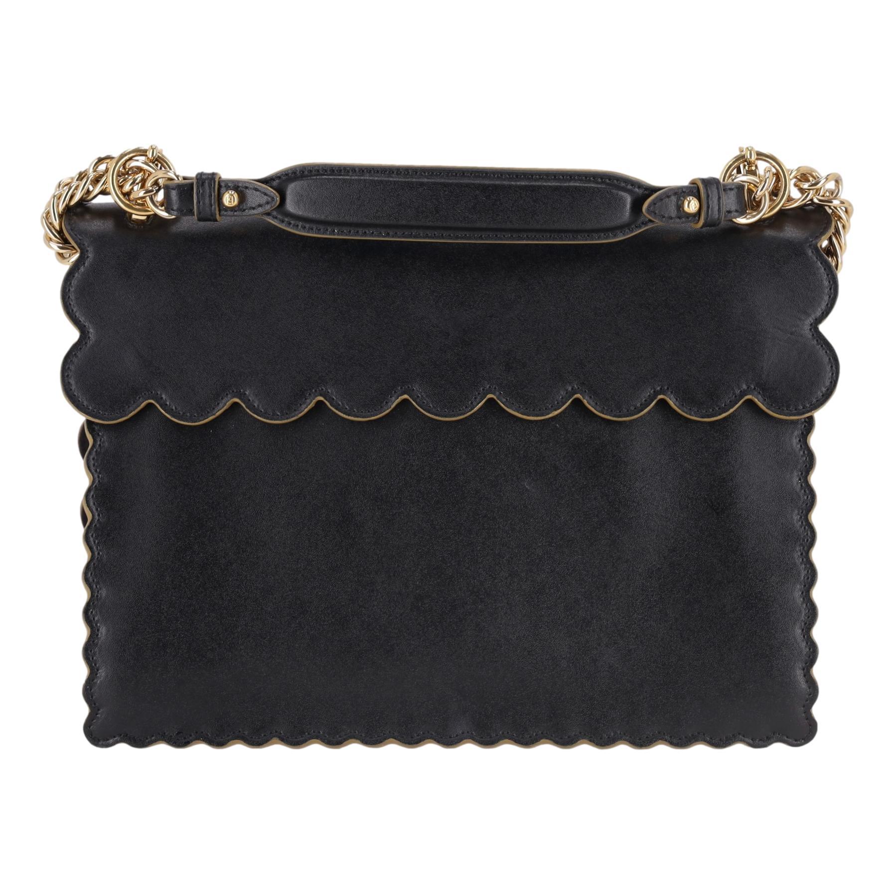 Fendi KAN I Scalloped Vitello Liberty Leder Beschlagene Mittlere Umhängetasche im Zustand „Hervorragend“ im Angebot in London, GB