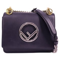 Fendi Kan I Borsa a tracolla piccola in pelle nera