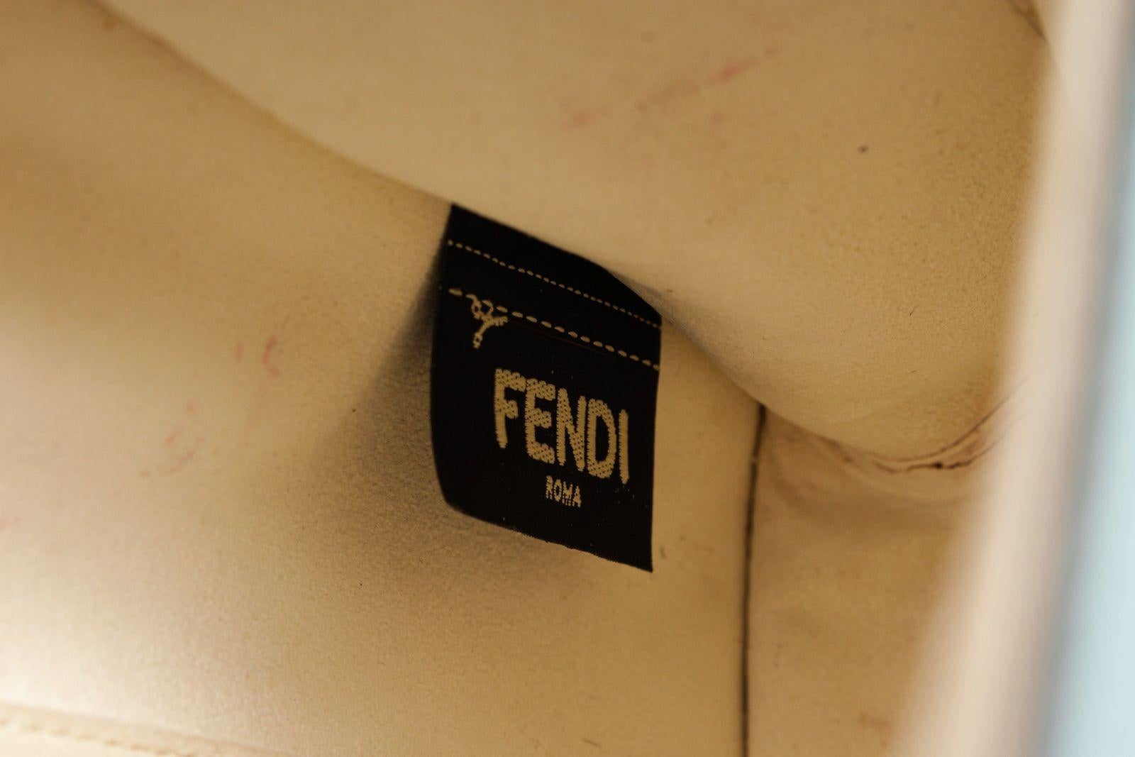 Weiße, mehrfarbige Fendi Kan I Umhängetasche mit aufgestickter Nietenschleife, einer Frontklappe mit Nietenverschluss, einem oberen Ledergriff und einem Schulterriemen, einem Innenraum aus beigem Wildleder mit zwei Innenfächern, einer kleinen