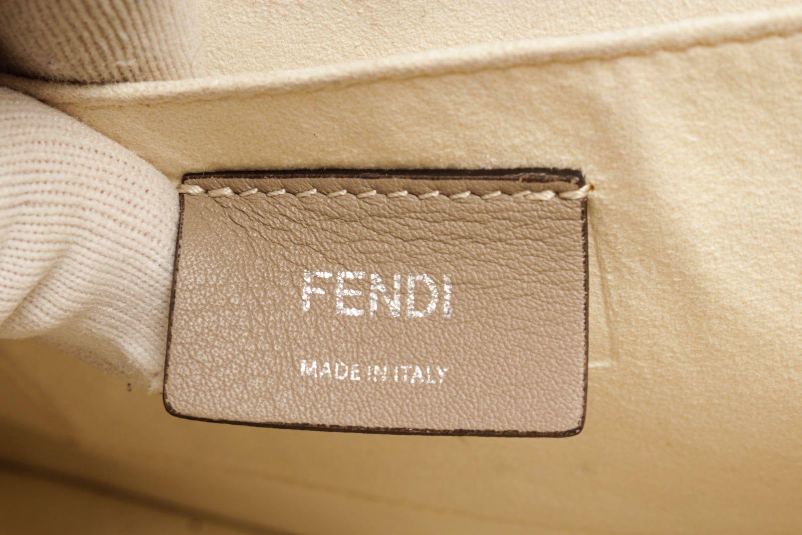 Fendi Kan I, bestickte, weiße, mehrfarbige Umhängetasche mit Nieten und Schleife Damen im Angebot
