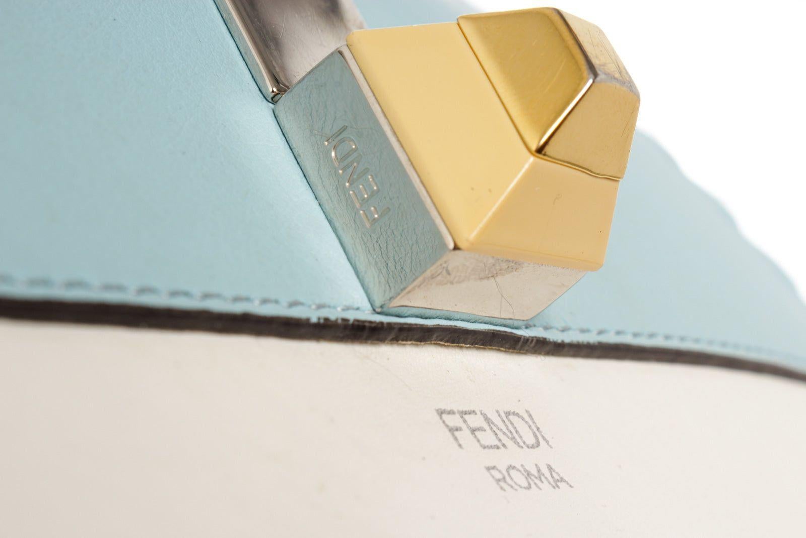 Fendi Kan I, bestickte, weiße, mehrfarbige Umhängetasche mit Nieten und Schleife im Angebot 1