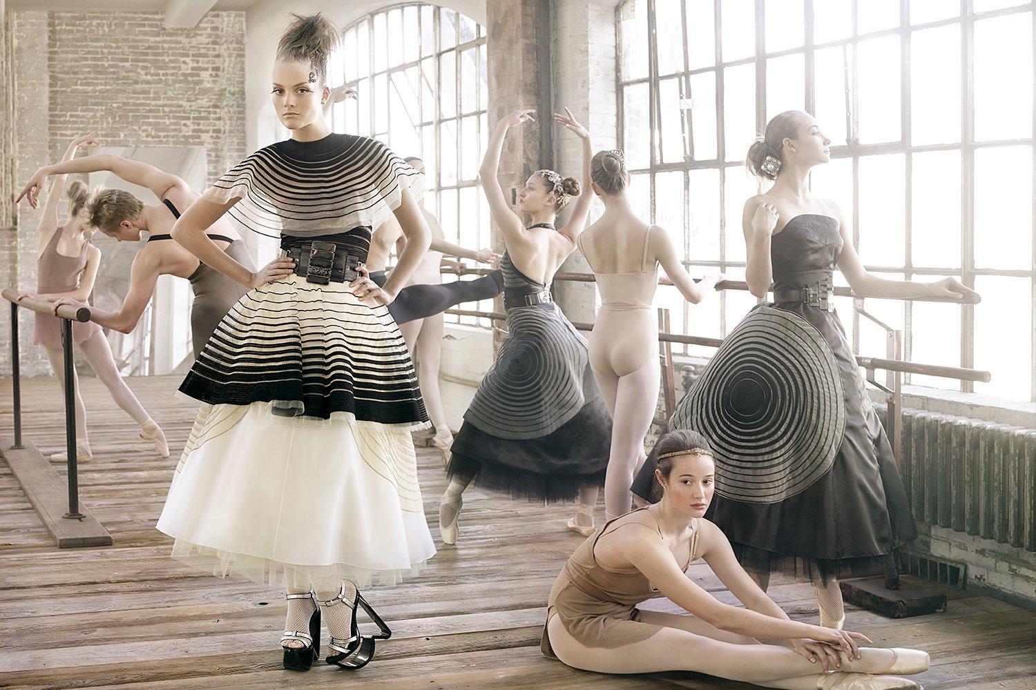 Dirigida por el famoso Karl Lagerfeld, Fendi empezó como una marca de artículos de piel y cuero de lujo, y con el tiempo pasó a tener un gran éxito en el mercado del prêt-à-porter. La colección de primavera de 2008 fue muy contemporánea, con líneas