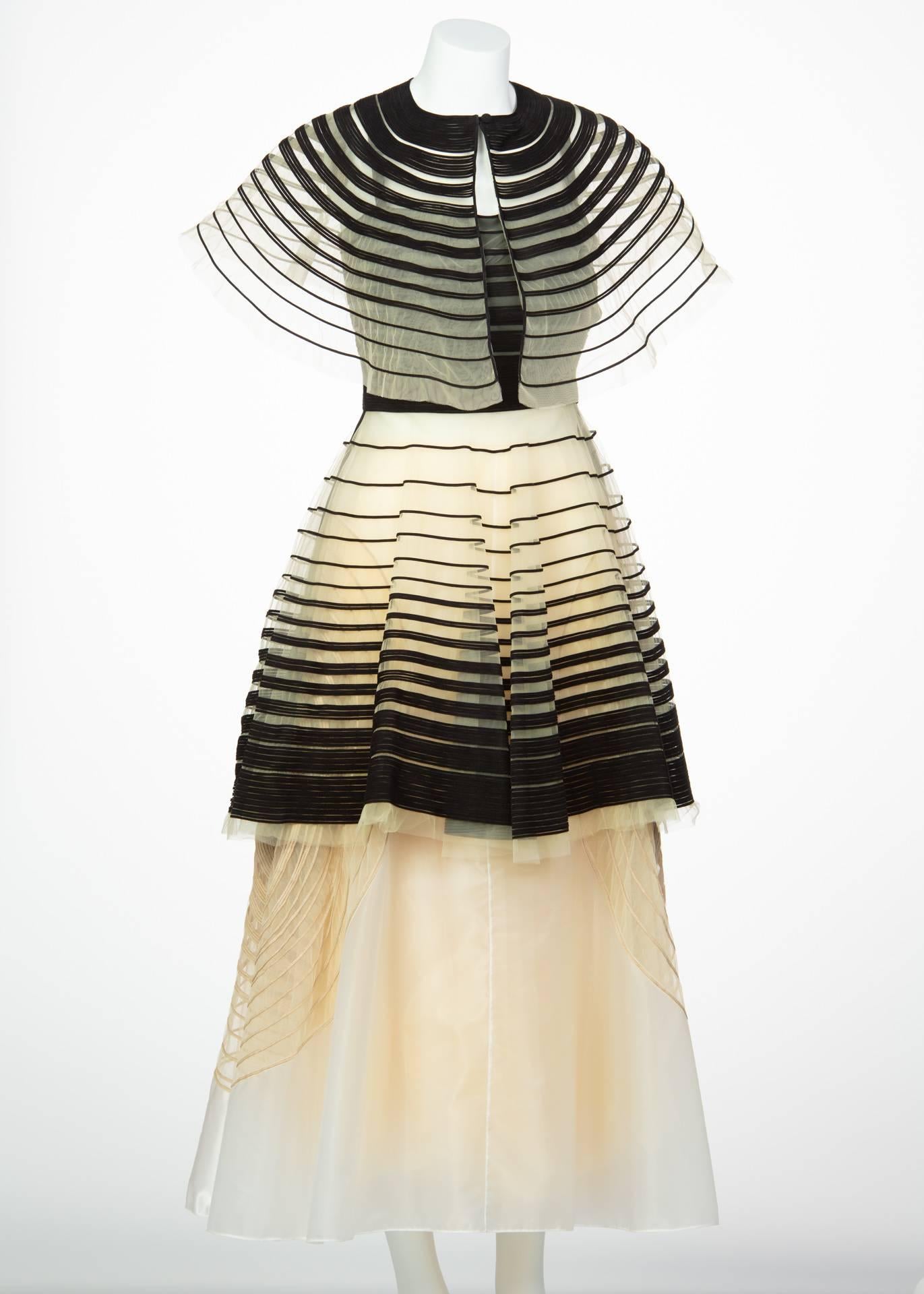 Fendi Karl Lagerfeld Pasarela S/S 2008 Vestido de ante negro recortado Conjunto de falda y capa en Excelente estado para la venta en Boca Raton, FL