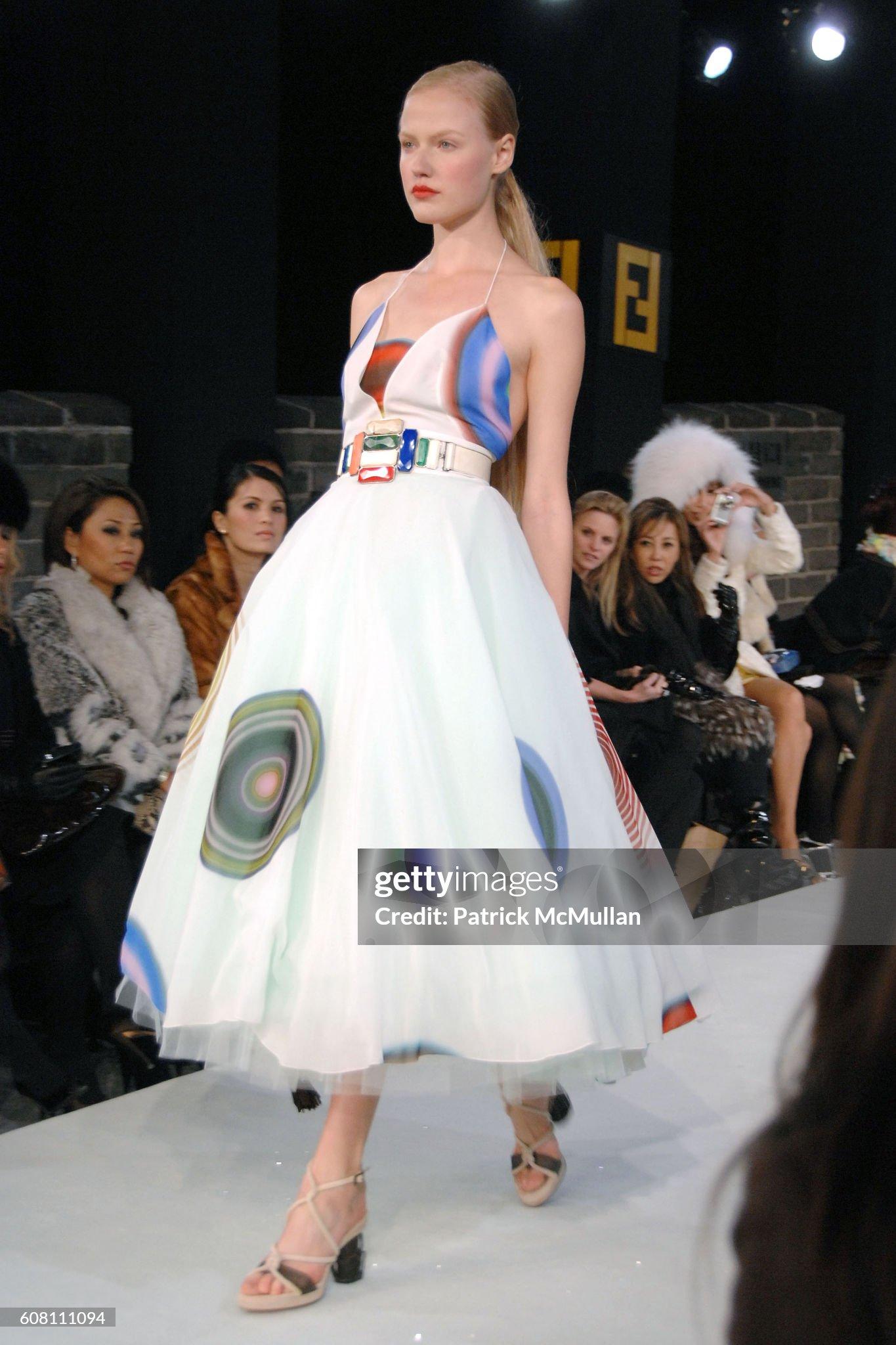 Fendi Karl Lagerfeld Vestido de seda estampado Pasarela S/S 2008 en venta 10