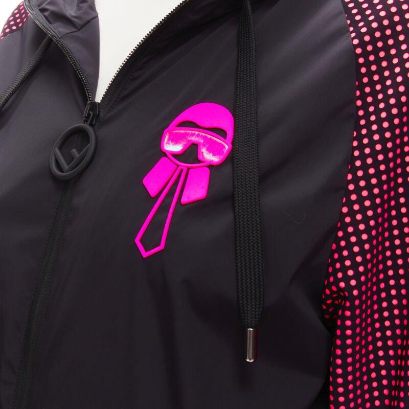 FENDI Karl Loves negro rosa lunares nylon activewear cazadora cortaviento
Referencia: ANWU/A00483
Marca: Fendi
Colección: Karl ama
Material: Nylon
Color: negro, rosa
Patrón: Lunares
Cierre: cremallera
Detalles adicionales: Karl con dibujo animado de