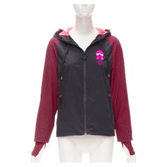 FENDI Karl Loves Windbreaker-Jacke aus Nylon mit schwarzem und rosa Tupfenmuster