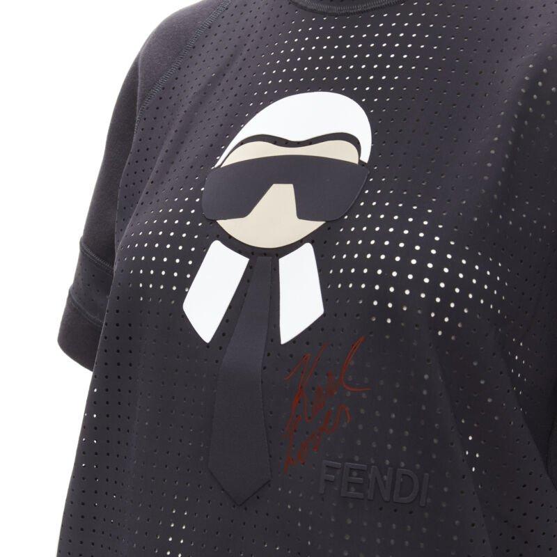 FENDI Karl Loves Karlito top in felpa nera traforata S
Riferimento: ANWU/A00794
Marchio: Fendi
Collezione: Karl Loves
Materiale: Sembra cotone
Colore: nero
Modello: Tinta unita
Dettagli extra: Pannello traforato con maniche raglan in cotone. Grafica