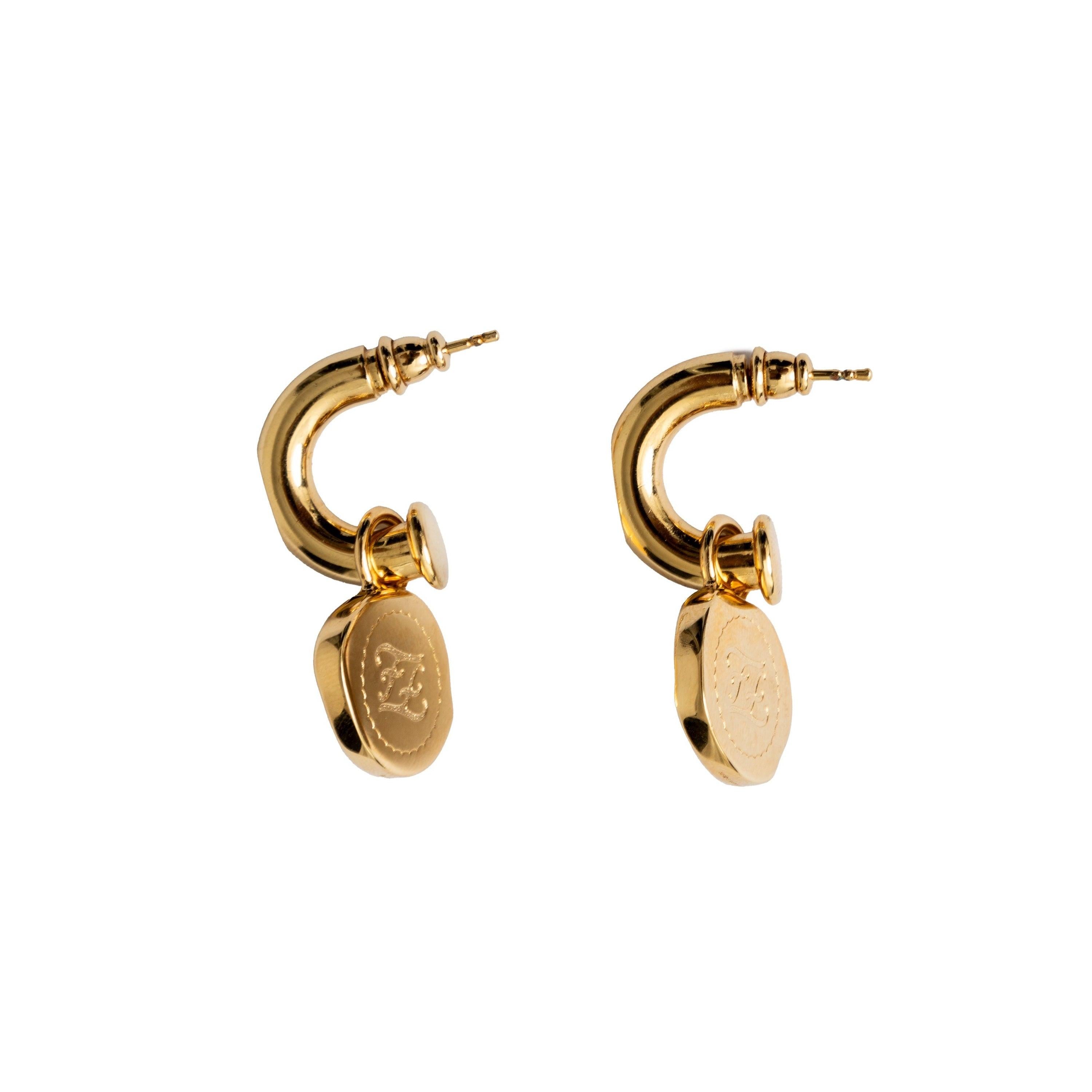 These elegant FF Karligraphy drop earrings by Fendi feature a stylish gold-tone finish and brown leather detail around the FF logo. Made of metal, these earrings are the perfect blend of grace and a touch of signature.
Inclusion: box.

Total