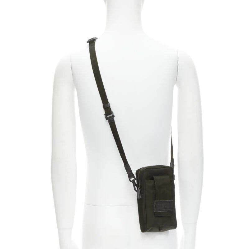FENDI KIM JONES 2022 Sac à bandoulière vertical baguette FF en nylon vert foncé
Référence : TGAS/C01374
Marque : Fendi
Design/One Kim Jones
Modèle : 7AS056-AG0P-F0TU7
Collectional : Printemps-Été 2022 - Défilé
MATERIAL : Nylon
Couleur : Vert
Motif :