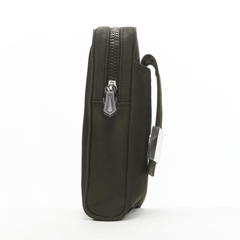 FENDI KIM JONES 2022 Sac à bandoulière vertical baguette FF en nylon vert foncé Neuf - En vente à Hong Kong, NT
