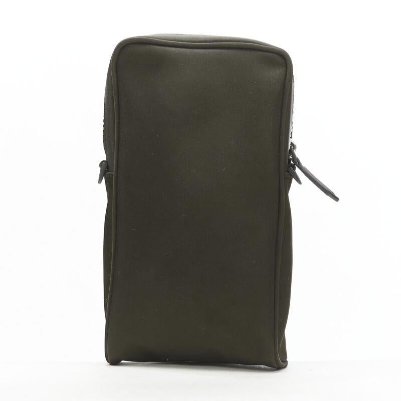 FENDI KIM JONES 2022 Sac à bandoulière vertical baguette FF en nylon vert foncé Pour hommes en vente
