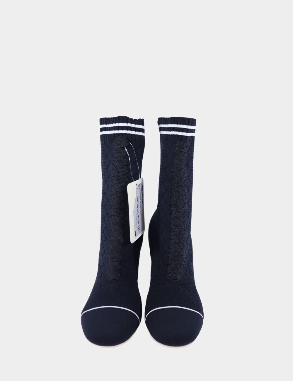 Adéntrate en la sofisticación futurista con estos tacones calcetín de punto negros de Fendi, que combinan la estética streetwear con la artesanía de alta costura. Confeccionados en tejido de punto elástico, estos botines presentan un ajuste tipo