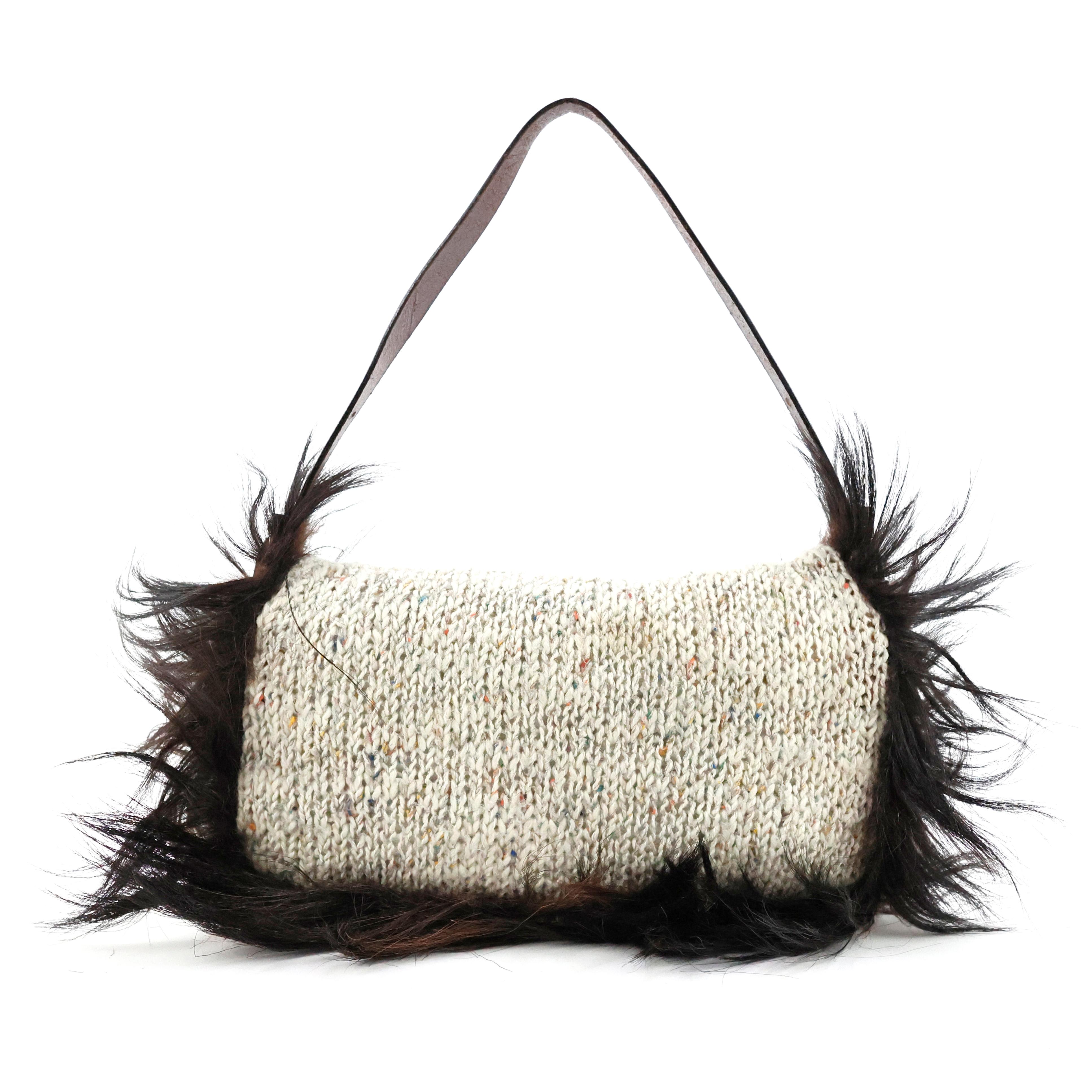 Rare Fendi beige wool knitted baguette with brown fur.

Condition:
Really good.

Measurements:
25cm x 14cm x 4cm