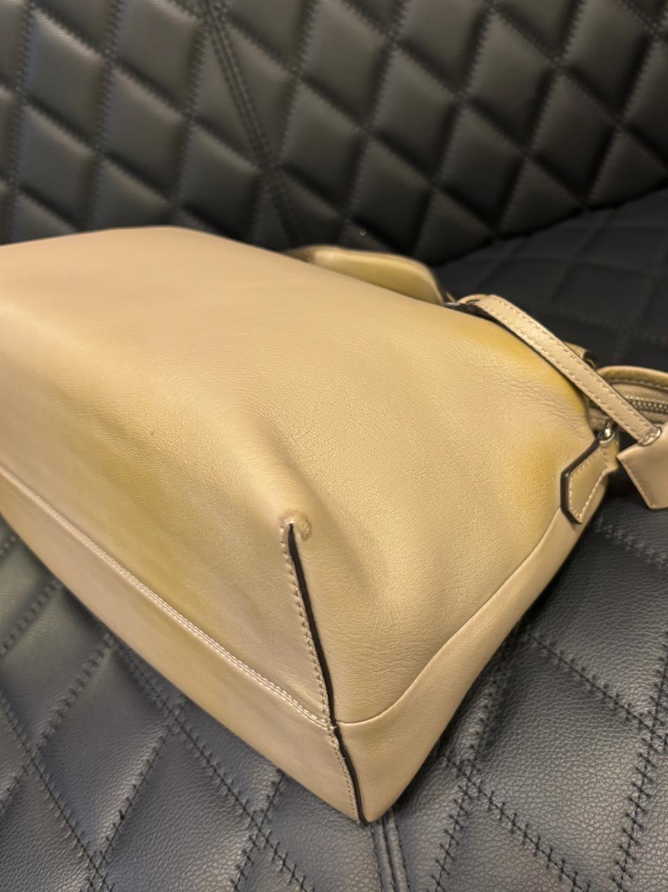 Fendi Große Taupe Leder By The Way Tasche im Angebot 13