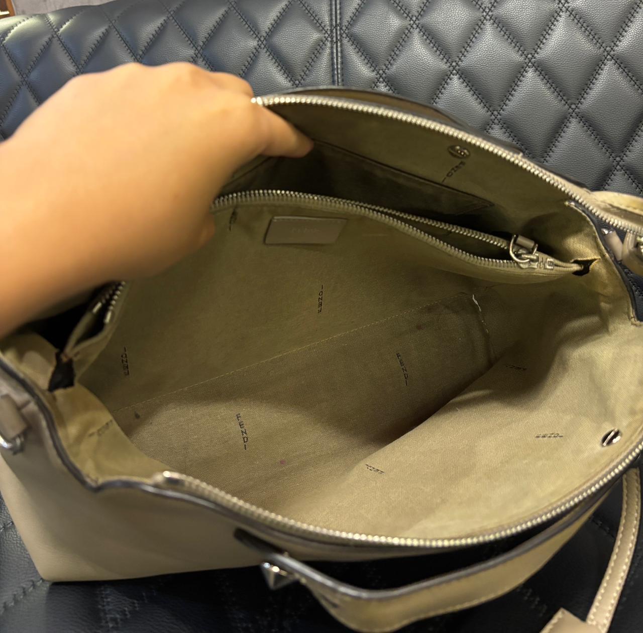 Übrigens groß von Fendi. Es gibt gelbe Verfärbungen im gesamten Leder, wie auf den Bildern zu sehen. Leichte Abschürfungen an den unteren Ecken. Die Struktur ist noch gut und es gibt keine nennenswerten Schmutzspuren. Wird mit Trageriemen und