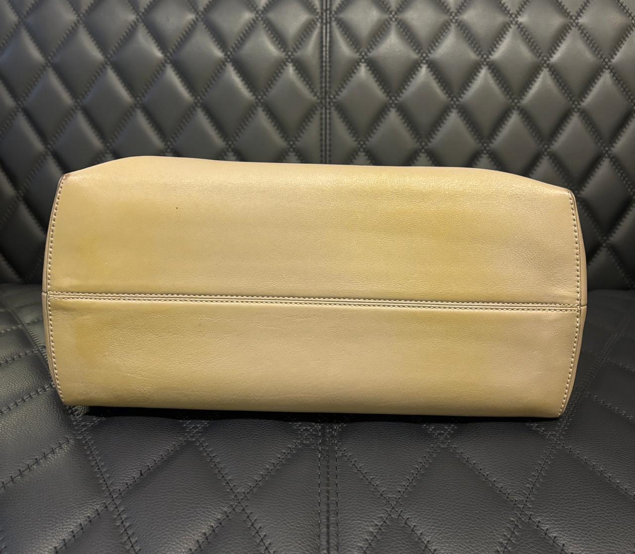 Fendi Große Taupe Leder By The Way Tasche für Damen oder Herren im Angebot