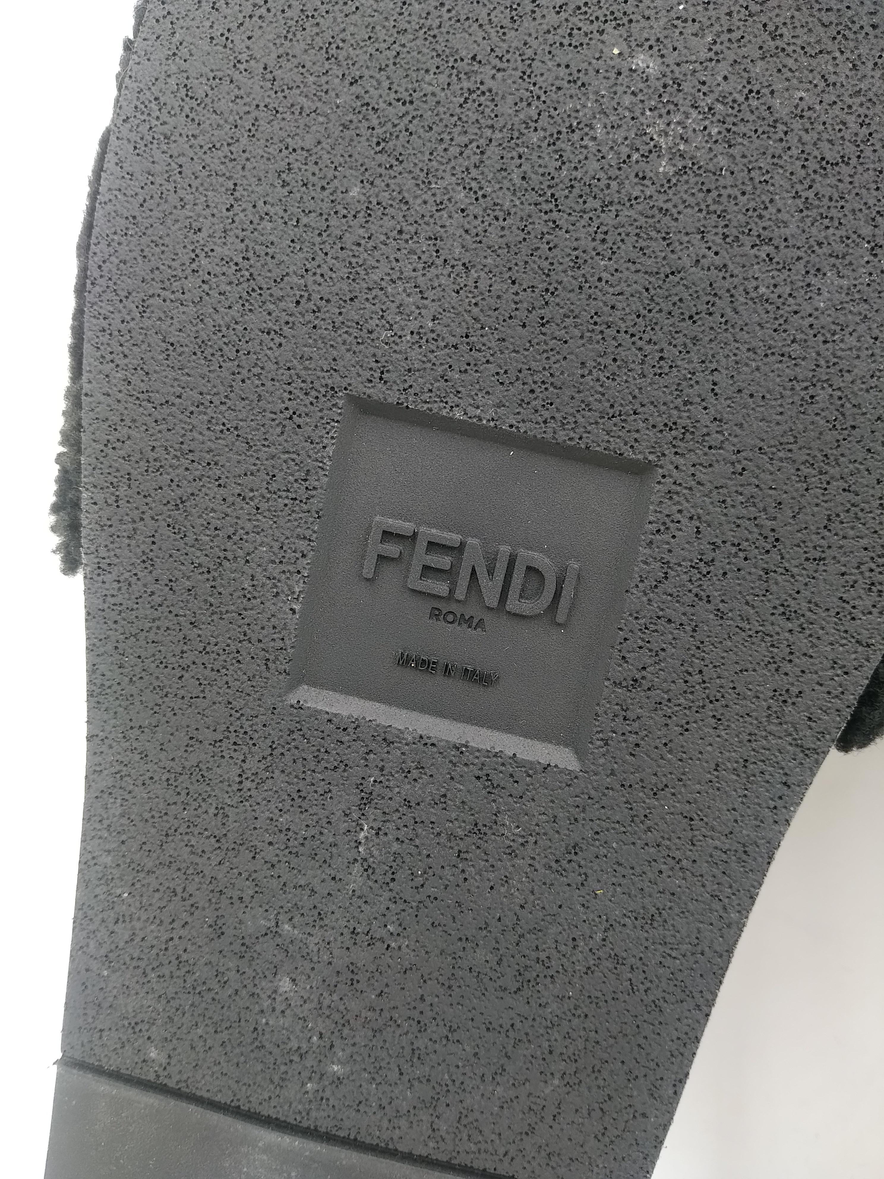 Fendi leather and fur slides slippers, size EU 41 In Good Condition For Sale In Lugano, Ticino