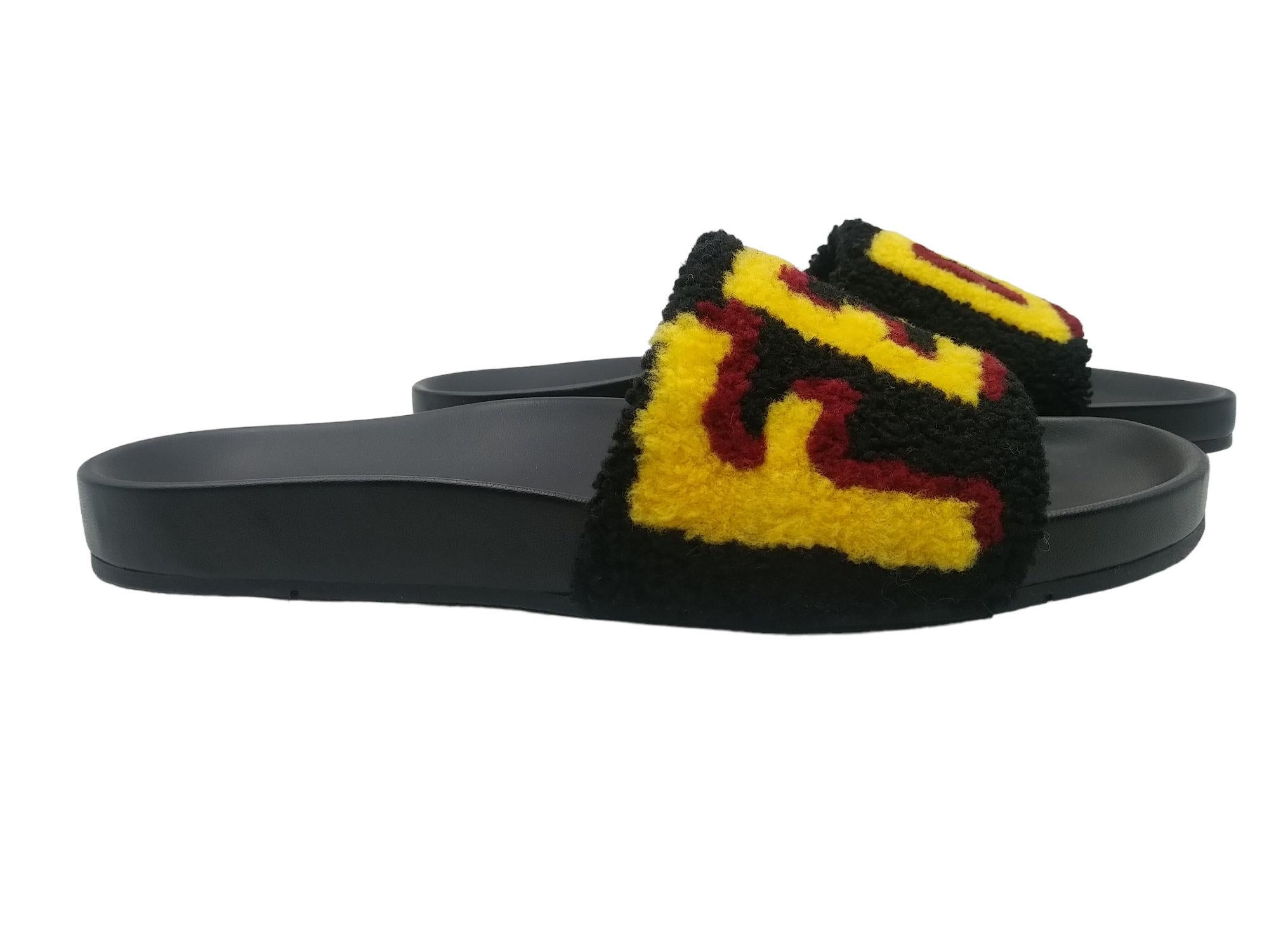 Fendi leather and fur slides slippers, size EU 41 For Sale 1