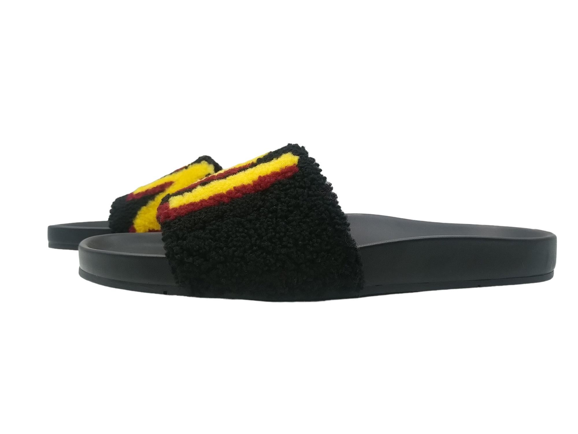Fendi leather and fur slides slippers, size EU 41 For Sale 2