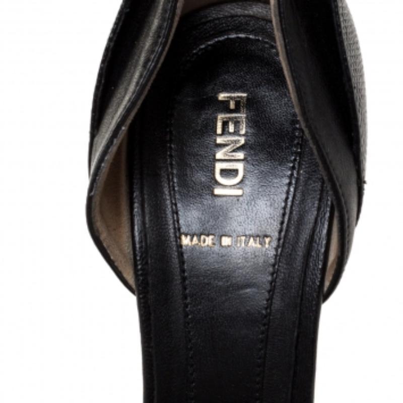 Mit den Anemone-Pumps von Fendi sind Sie immer gut gestylt! Diese aus Leder gefertigten Pumps bestechen durch ihre Silhouette mit D'orsay-Schnitt und Peep-Toes. Sie sind mit ledergefütterten Innensohlen, 13,5 cm hohen Absätzen und einem Plateau