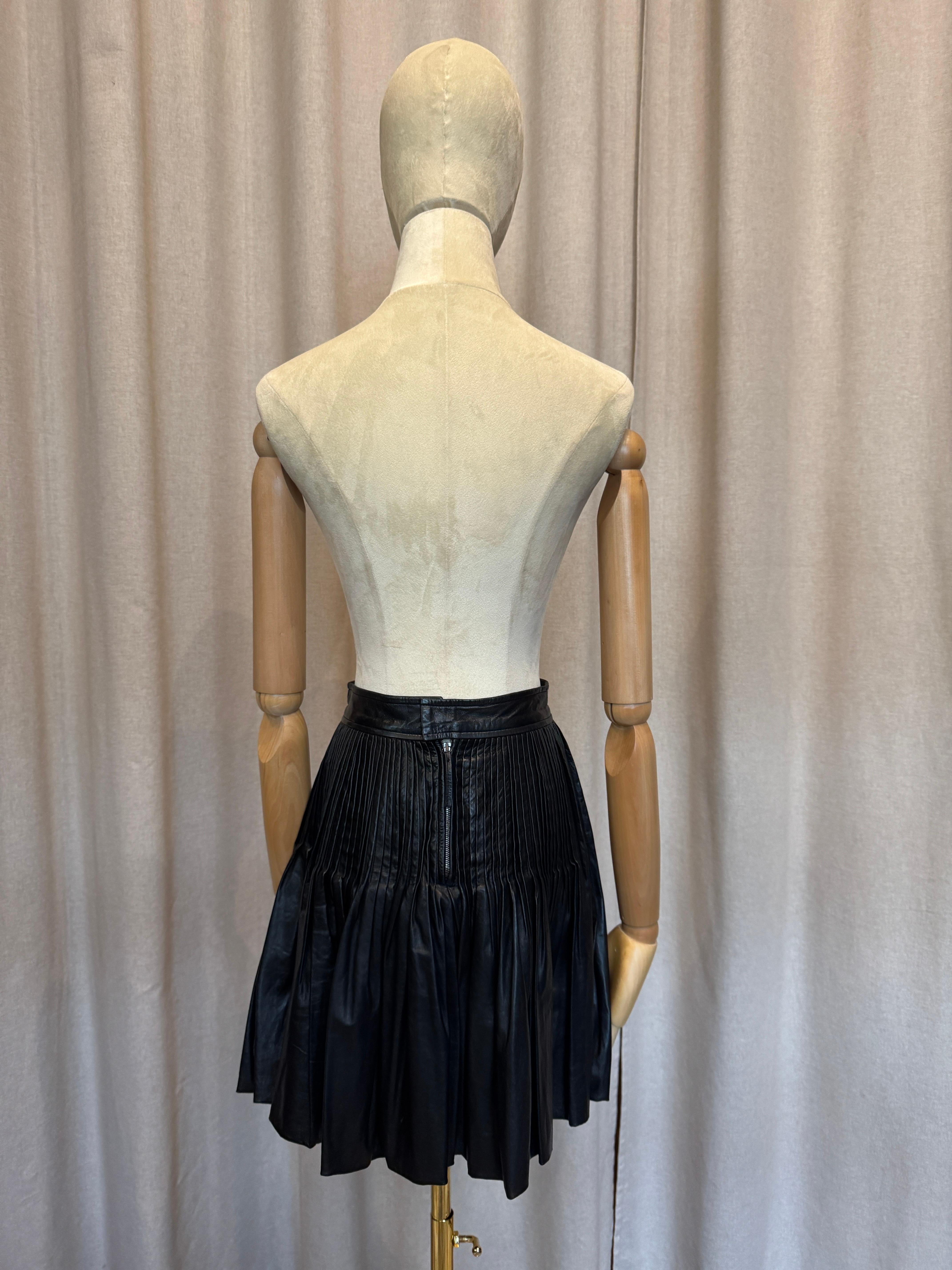 Donna Gonna a pieghe in pelle Fendi in vendita