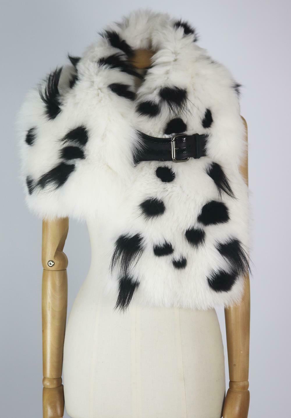 This lush, lustrous fox-fur and silk scarf by Fendi in a black and white design featuring a dalmatian-effect, combined with leather-trimmed buckle, it envelopes the wearer in pure luxury.
White and black fox-fur, ivory silk, black leather.
Buckle