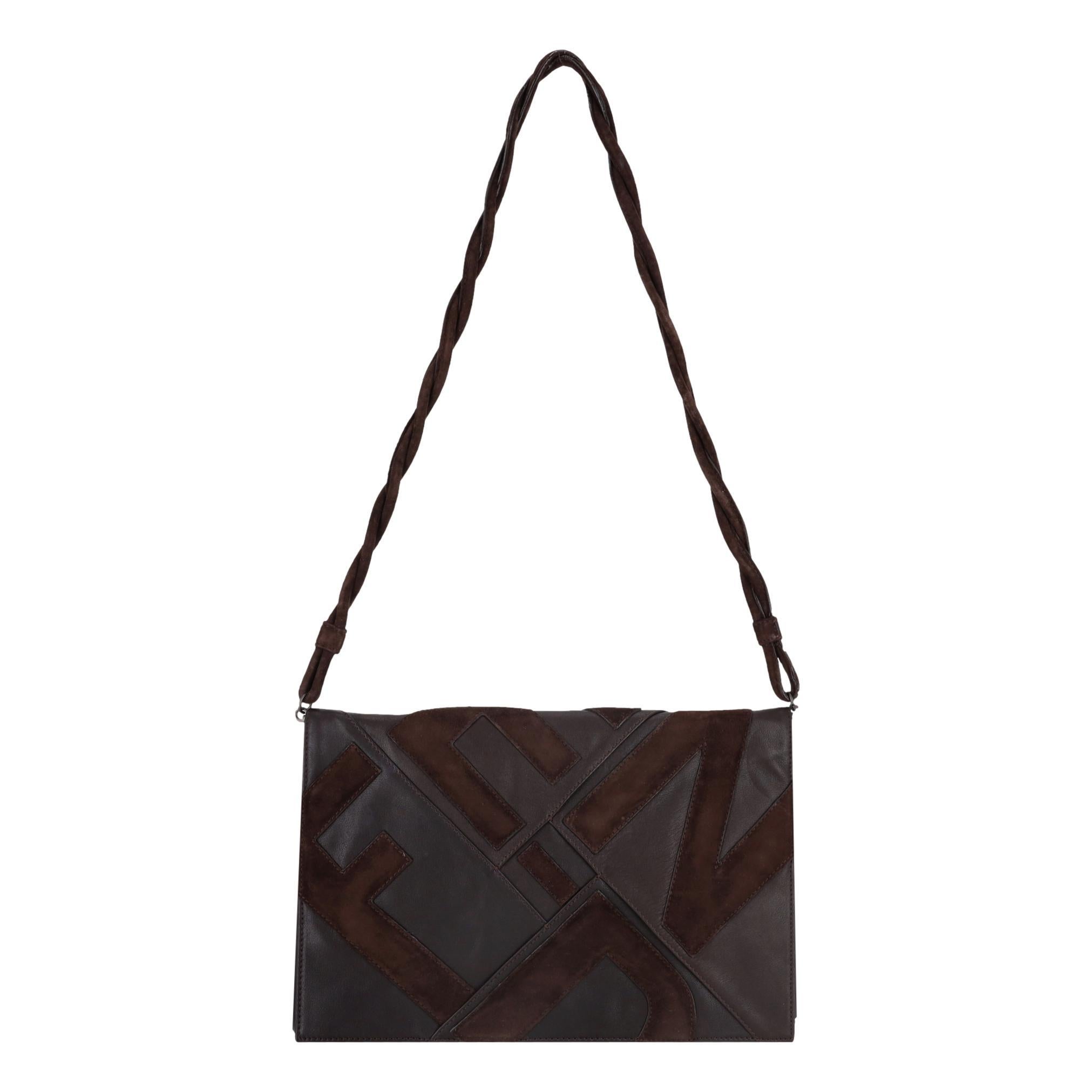 Sac Vintage By en cuir de Fendi avec logo 'FF' en daim

Sac en cuir vintage Fendi arborant le logo surdimensionné 'FF' emblématique de la marque en applique de daim marron.

Il est doté d'une bandoulière amovible tressée et d'un rabat frontal qui