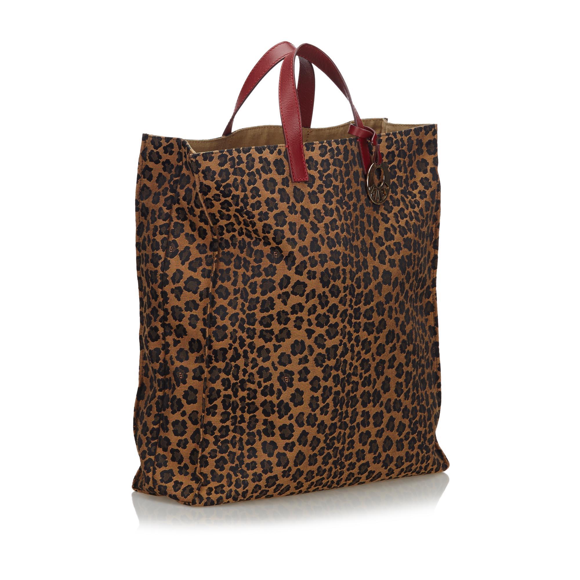 Fendi Leopard Print Canvas Tote Bag

This tote bag features a printed canvas body, flat leather handles, and an open top. 

Approx. 

Length: 37 cm. Width: 33 cm. Depth: 9 cm. 
Drop: 9 cm.