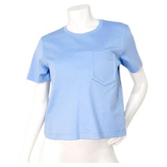 Fendi Hellblaues T-Shirt aus Baumwolle mit Logo und geprägtem Crop Top