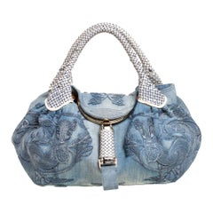 Fendi Hellblaue Denim Tasche mit gesticktem Eichhörnchen Limited Edition Spy Bag