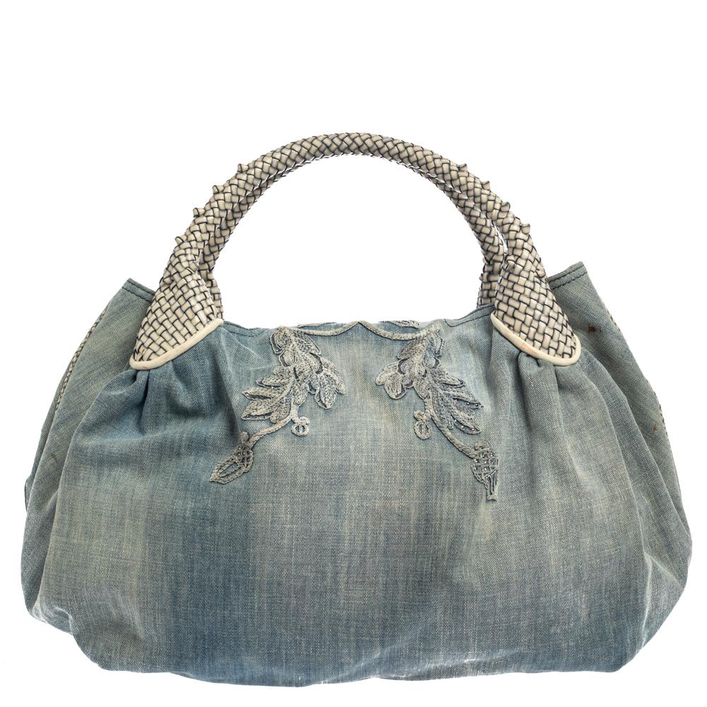 Diese tolle Spy-Tasche ist von Fendi. Die Tasche ist aus hellblauem Jeansstoff mit aufgestickten Eichhörnchen gefertigt und hat zwei gewebte Henkel an der Oberseite. Die Tasche ist mit einem Innenraum aus Stoff ausgestattet:: in den alle wichtigen